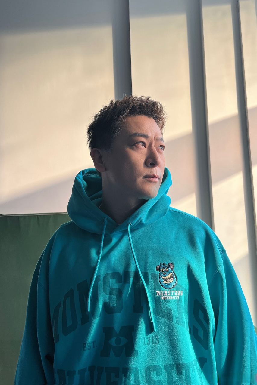 于毅# 来成都拍戏一个多月,认识26年的大学同学兼室友叶涛同学,砍车