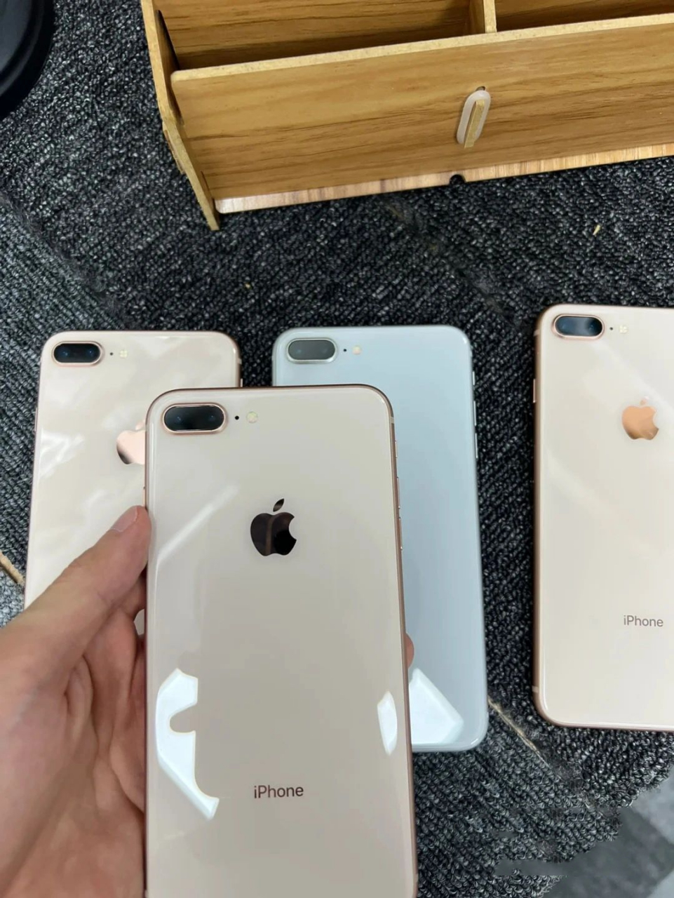iphone 8 plus市场128拿货1350,你买贵了嘛 哈喽哈喽,大家好,我是小暮
