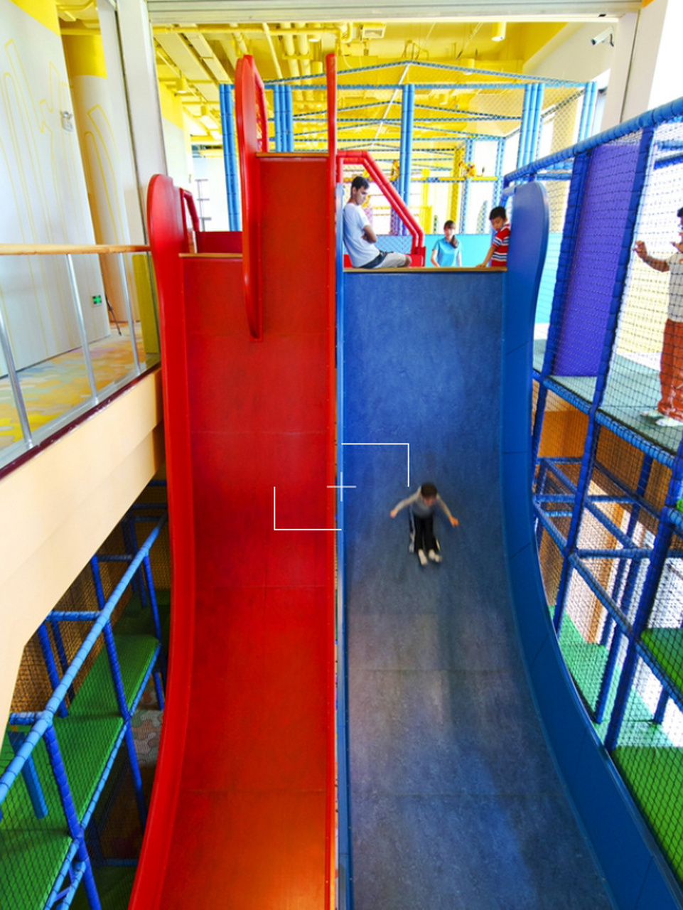 90度魔鬼滑梯遛娃好去处 每到夏天,带娃去儿童乐园游玩就是一个让人很