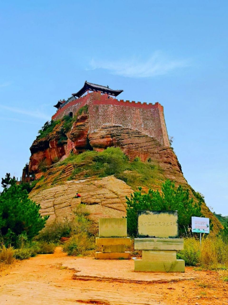 延安永宁山古寨,打卡 开放时间 建议时长约2-3小时 位置:陕西延安境内