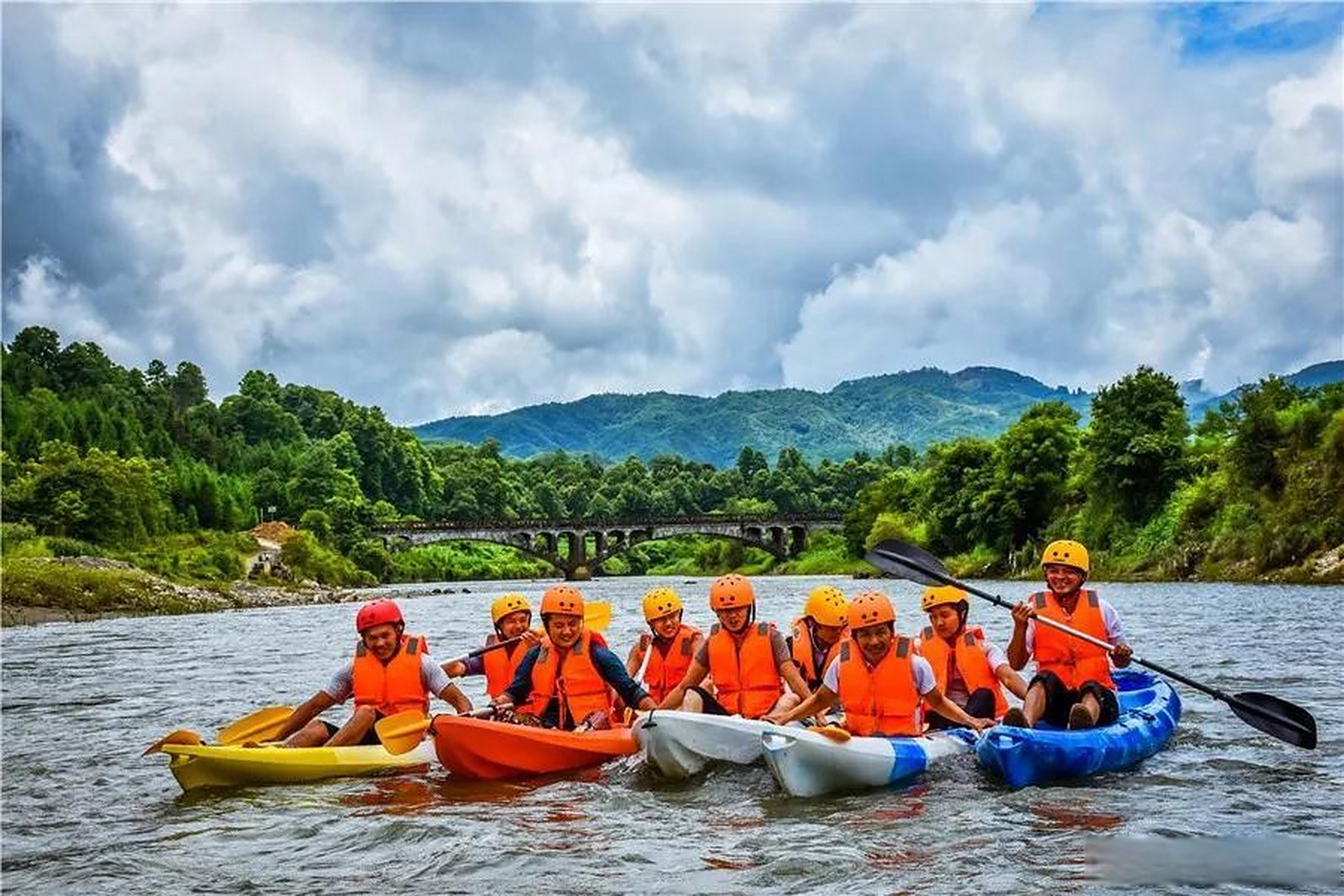 漫长仲夏,唯有畅快玩水才算不辜负盛夏,龙川江漂流景区一键解锁清凉夏