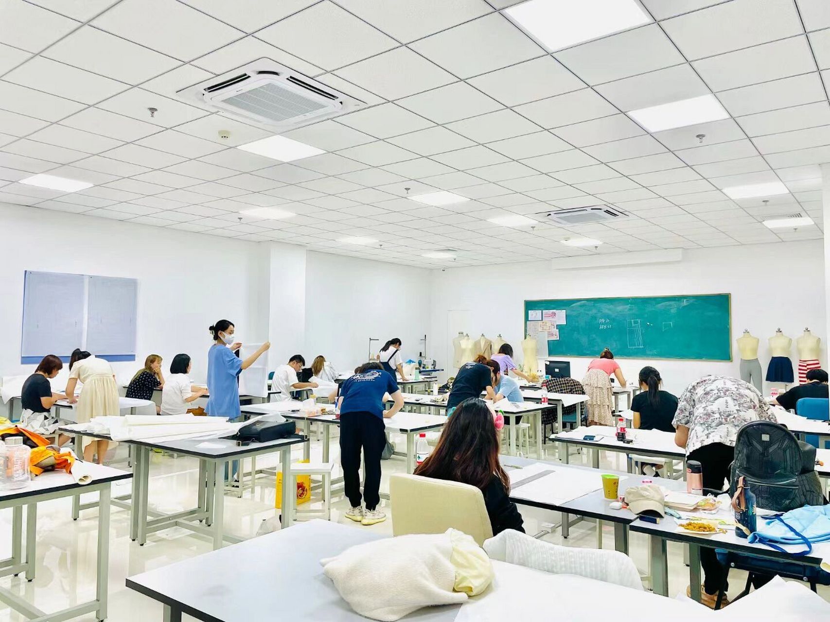 杭州圣玛丁服装设计艺术学院 中秋节回来的第一堂课 学习如逆水行舟