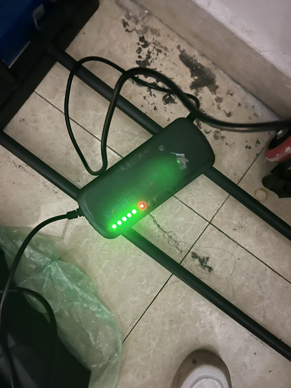 骑我的小电动车了,去骑的时候,发现没有电,屏幕只有一个红色电池符号