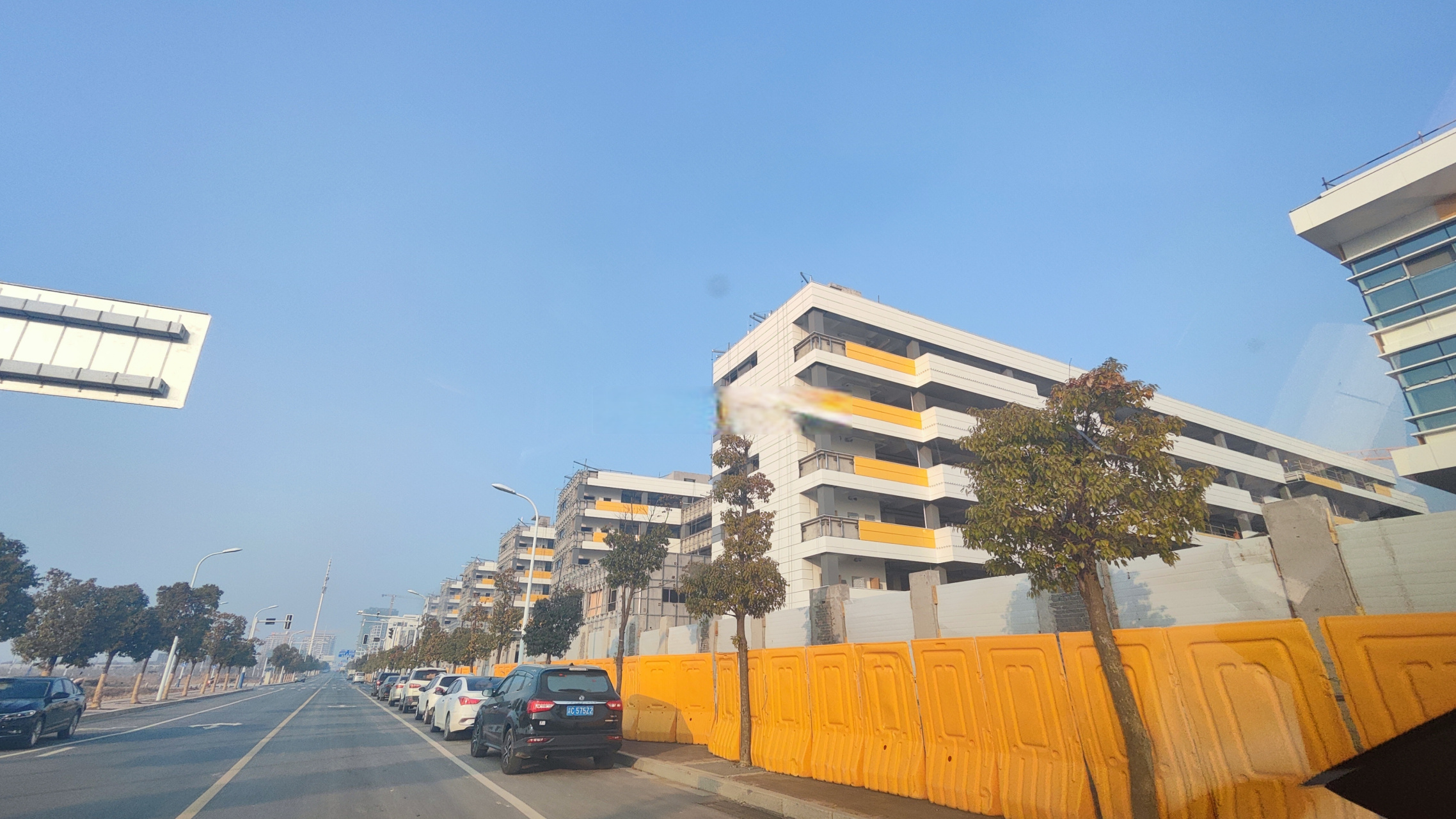 合肥八中运河新城校区大门效果出来了,运动中心也封顶了,教学楼好像外