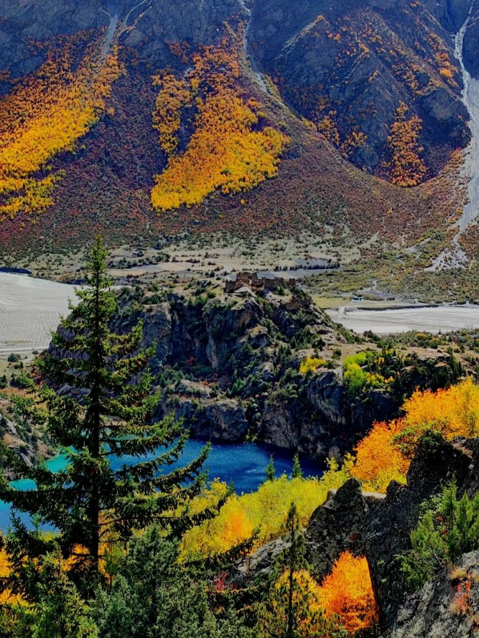 藏东昌都市边巴县境内的三色湖这个时候挺美