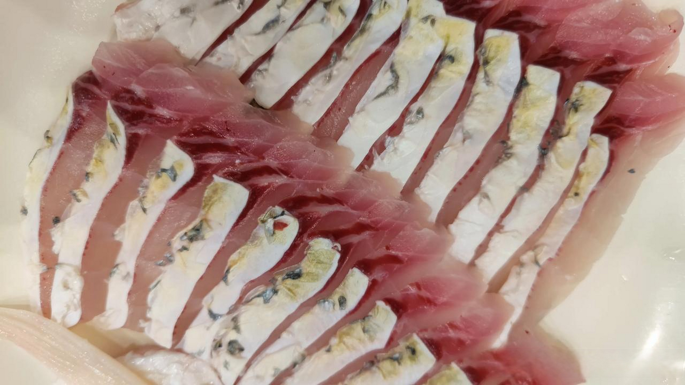 昨晚朋友带我去吃正能量脆肉鲩火锅,一个主打鱼肉的火锅,食材新鲜