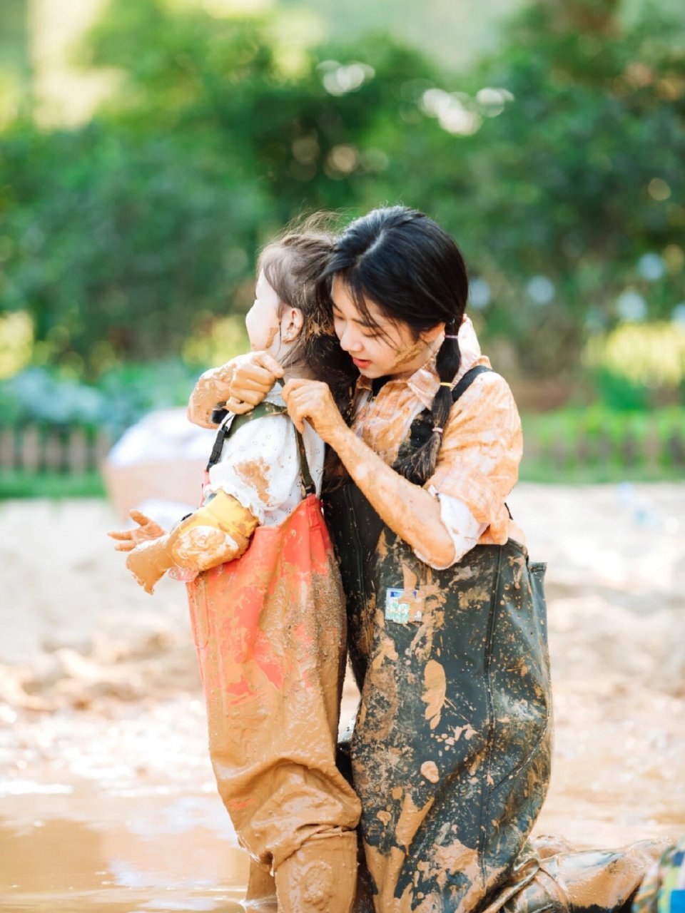 艾玛探班谭松韵96姐姐妹妹笑的好甜 可可爱爱的小七姐姐和艾玛宝贝