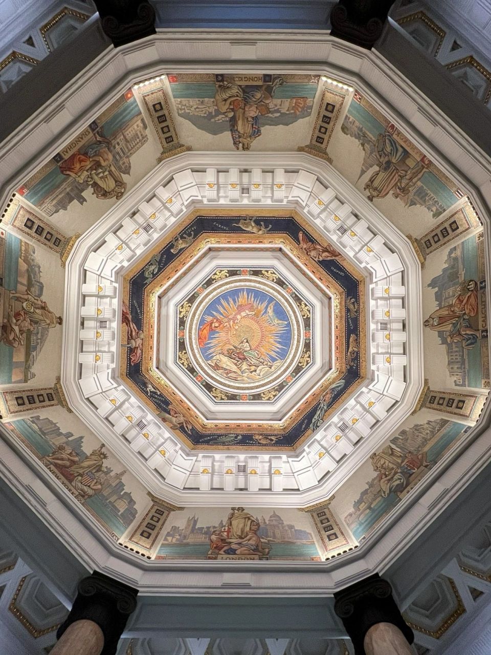 外滩浦东发展银行(原汇丰银行旧址)穹顶壁画 外滩12号建成于1923年