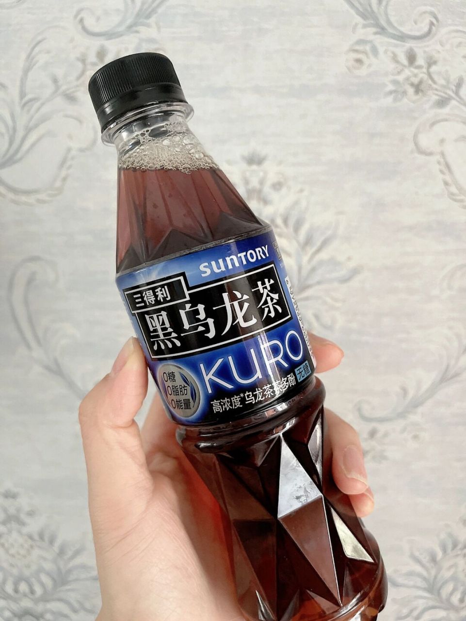 昨天加油在加油站的超市买了一瓶乌龙茶,本来要和三得利乌龙茶,看到