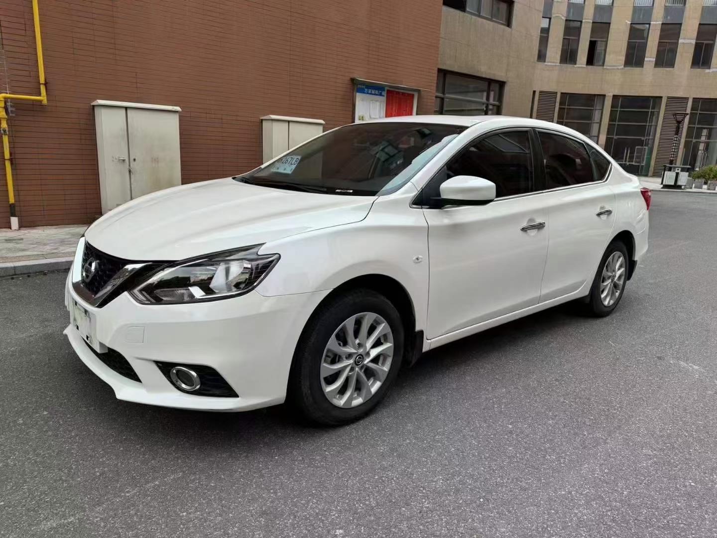 18年的尼桑轩逸,自动挡天窗高配,珍珠白3件补漆,1