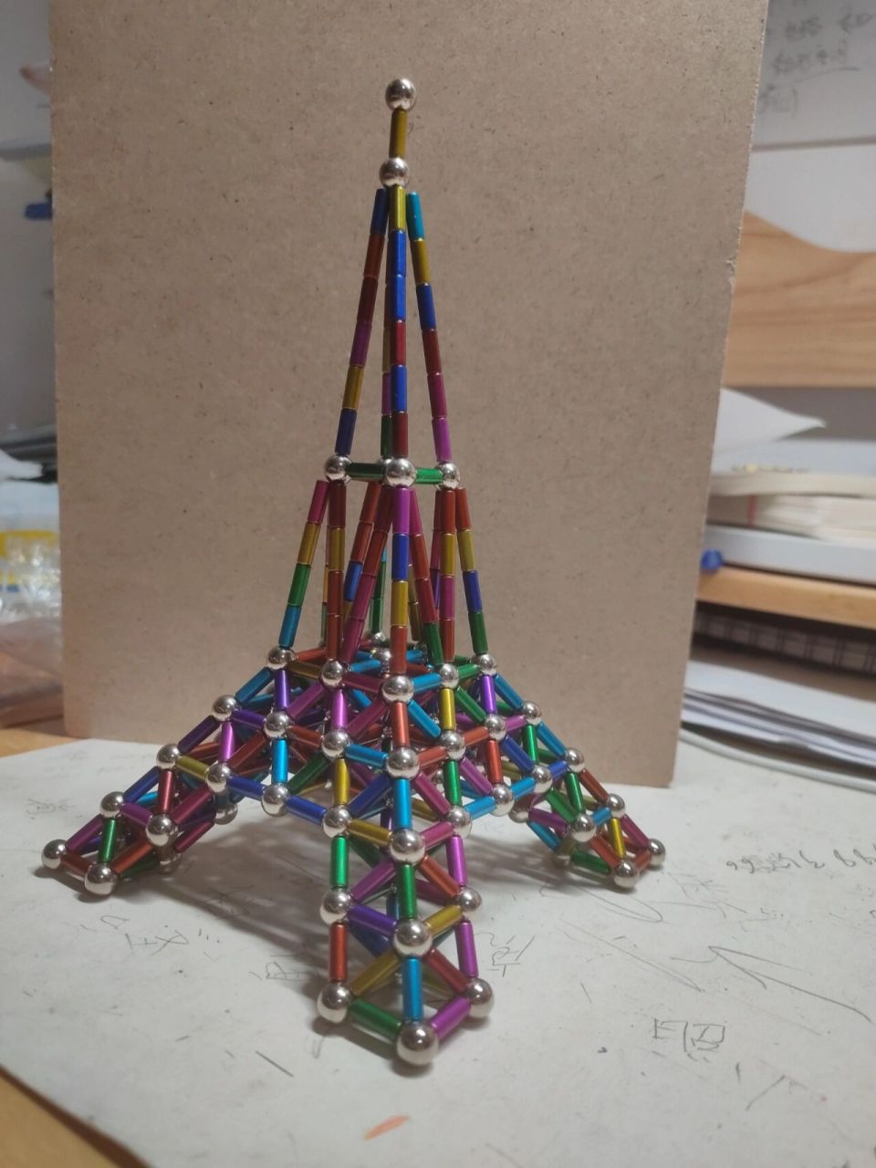 这是我用磁力棒摆的埃菲尔铁塔