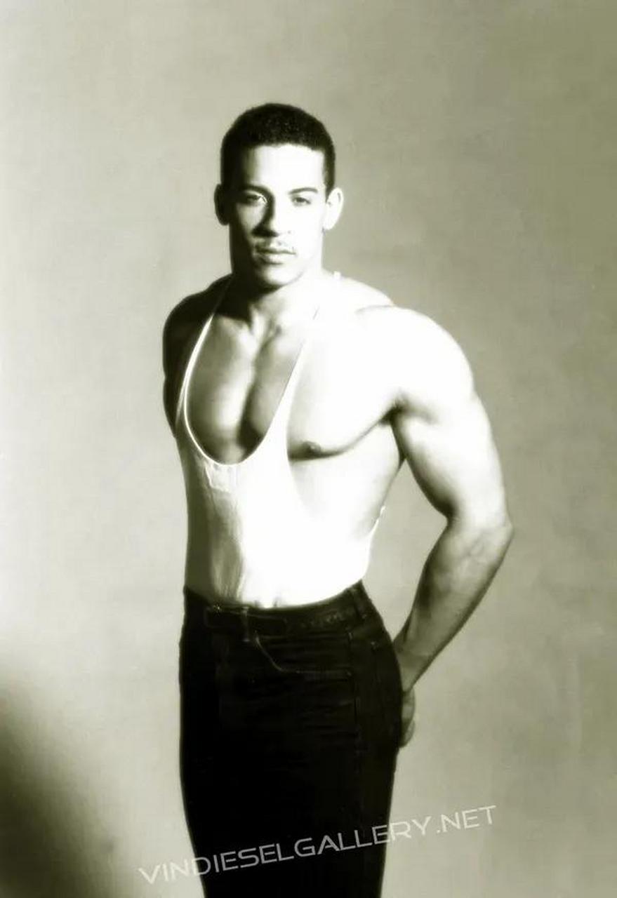 多年以前,还有头发的范·迪塞尔,瞅这肌肉块多饱满.