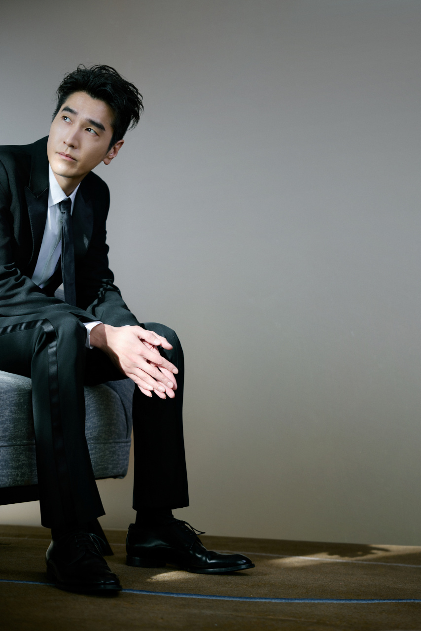 赵又廷超话02 极简黑白,尽显儒雅气质.光影流转,定格至臻时刻.