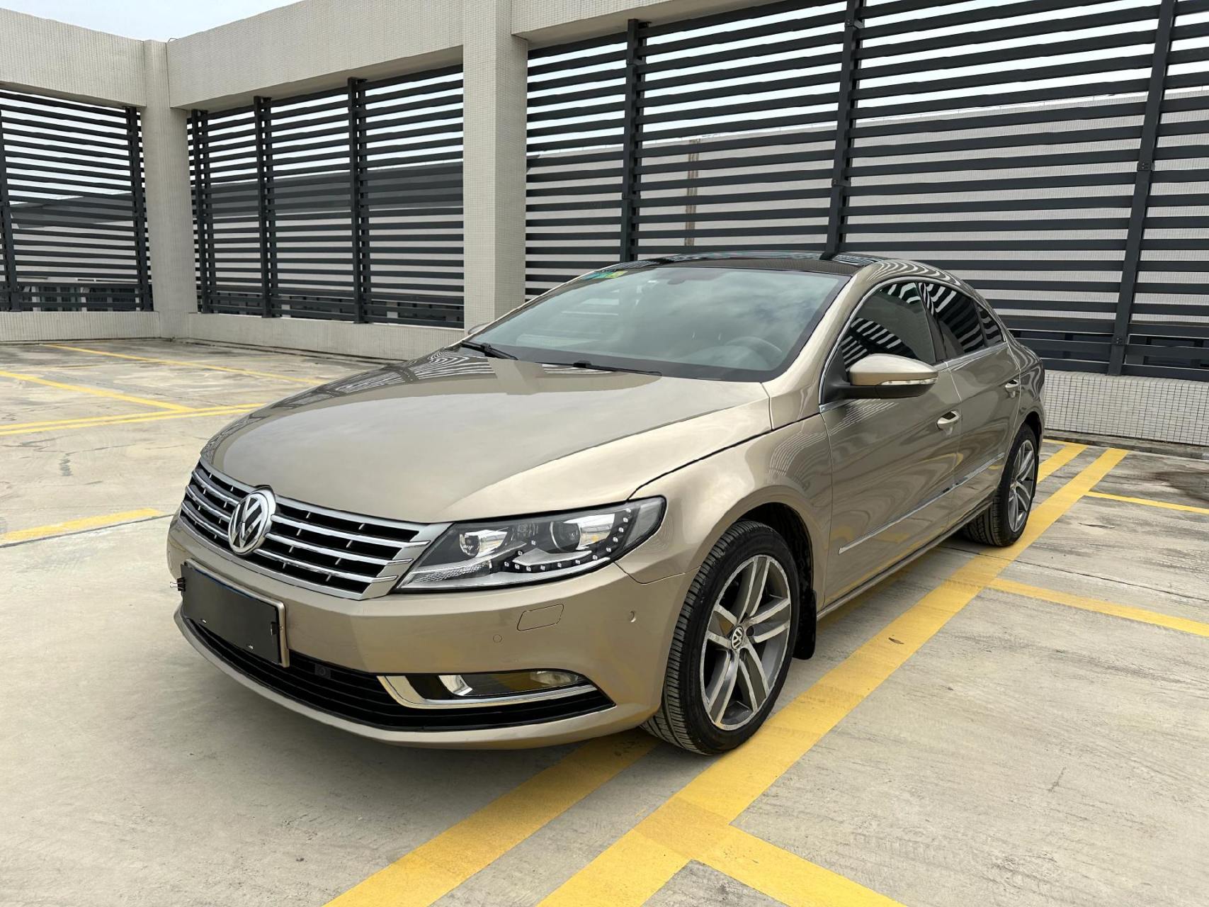 0t,湿式双离合变速箱,配置有换挡拨片,无边车框  巡航定速,大天窗