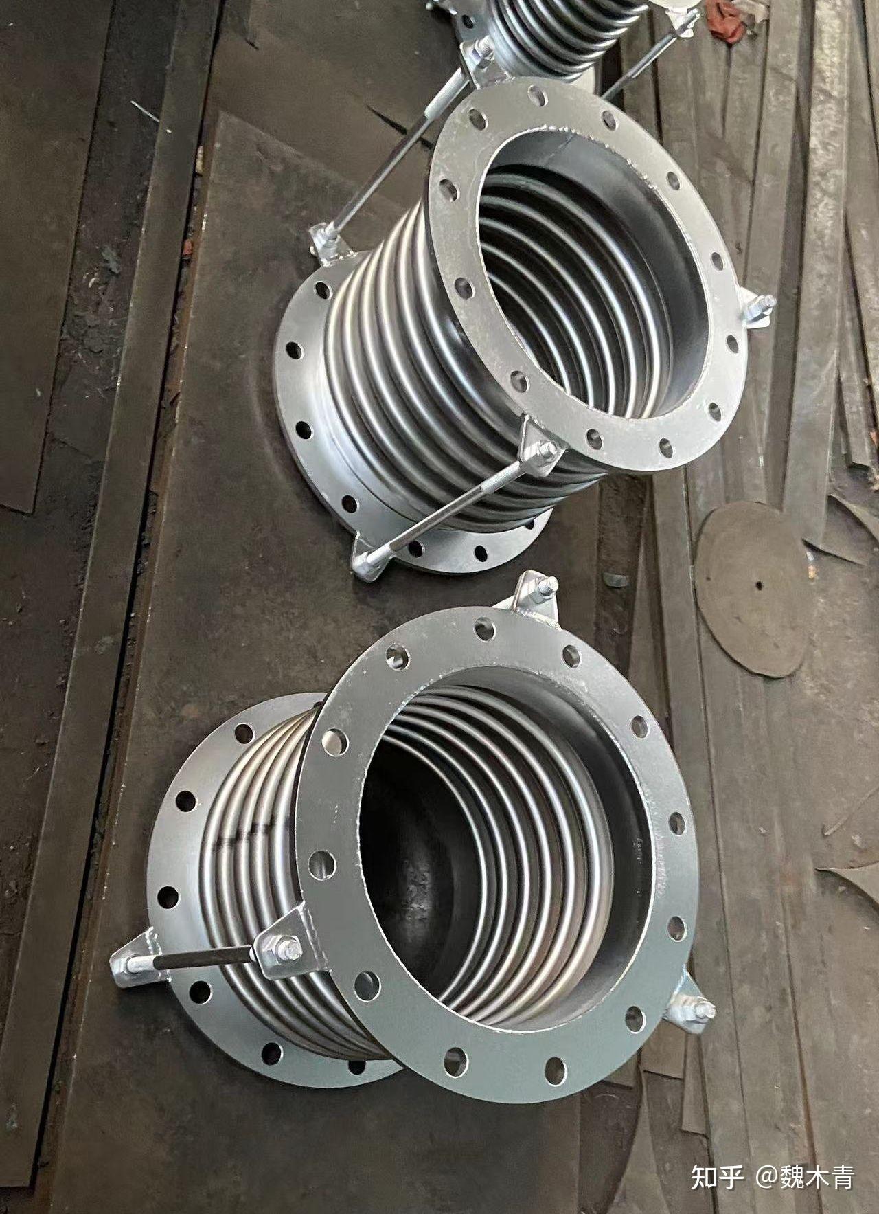 万向铰链波纹补偿器的工作原理