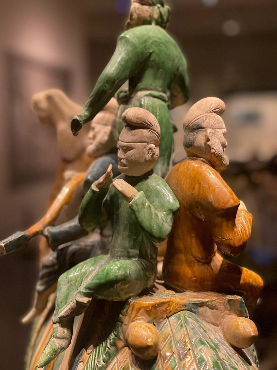 06唐代陶骆驼载乐舞三彩俑,也称为唐代骑驼乐舞三彩俑,唐代陶器,于