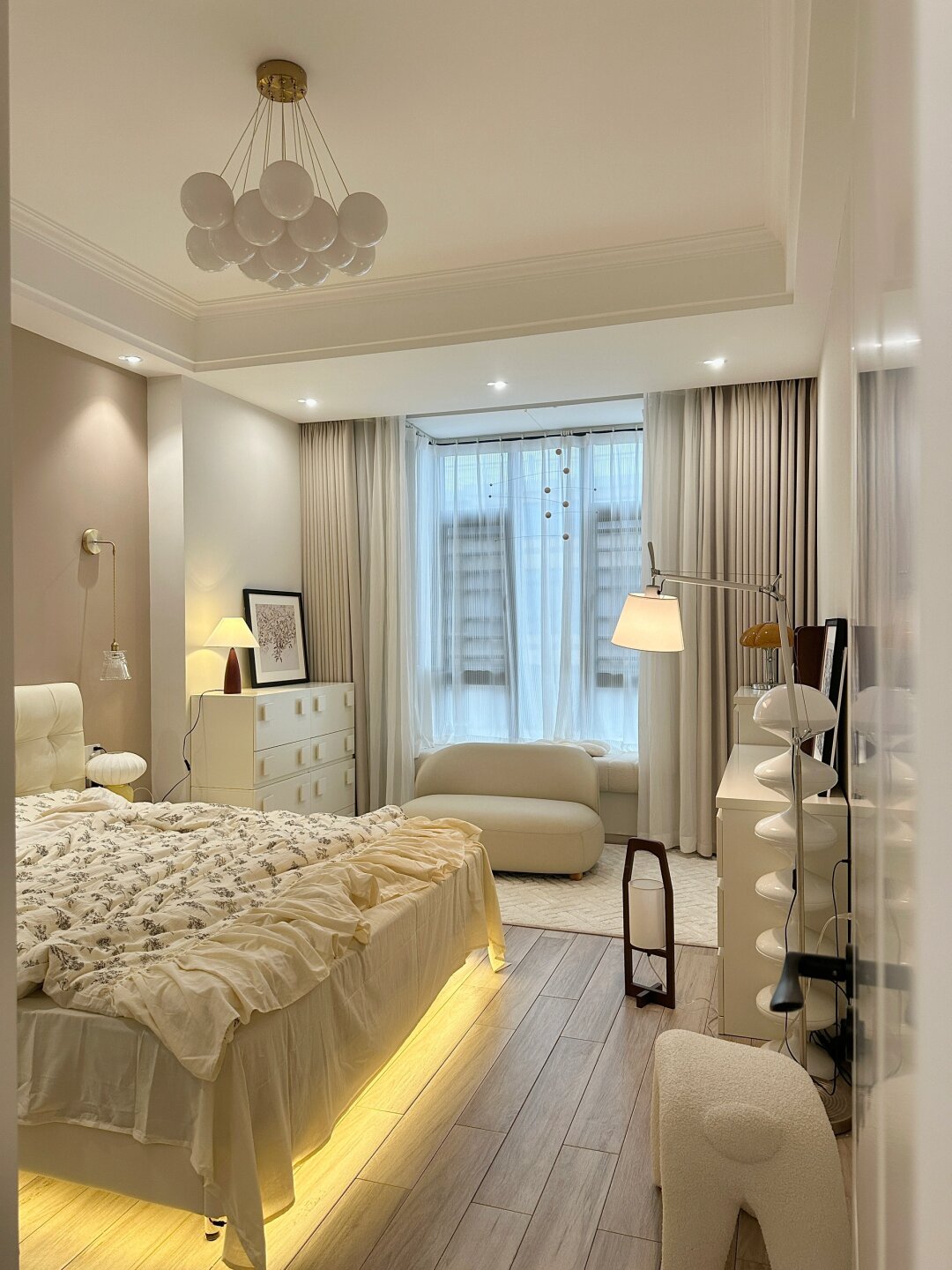 又是被我家卧室治愈的一天 装修简单且温馨舒适 谁能不爱呢~ 	 软装