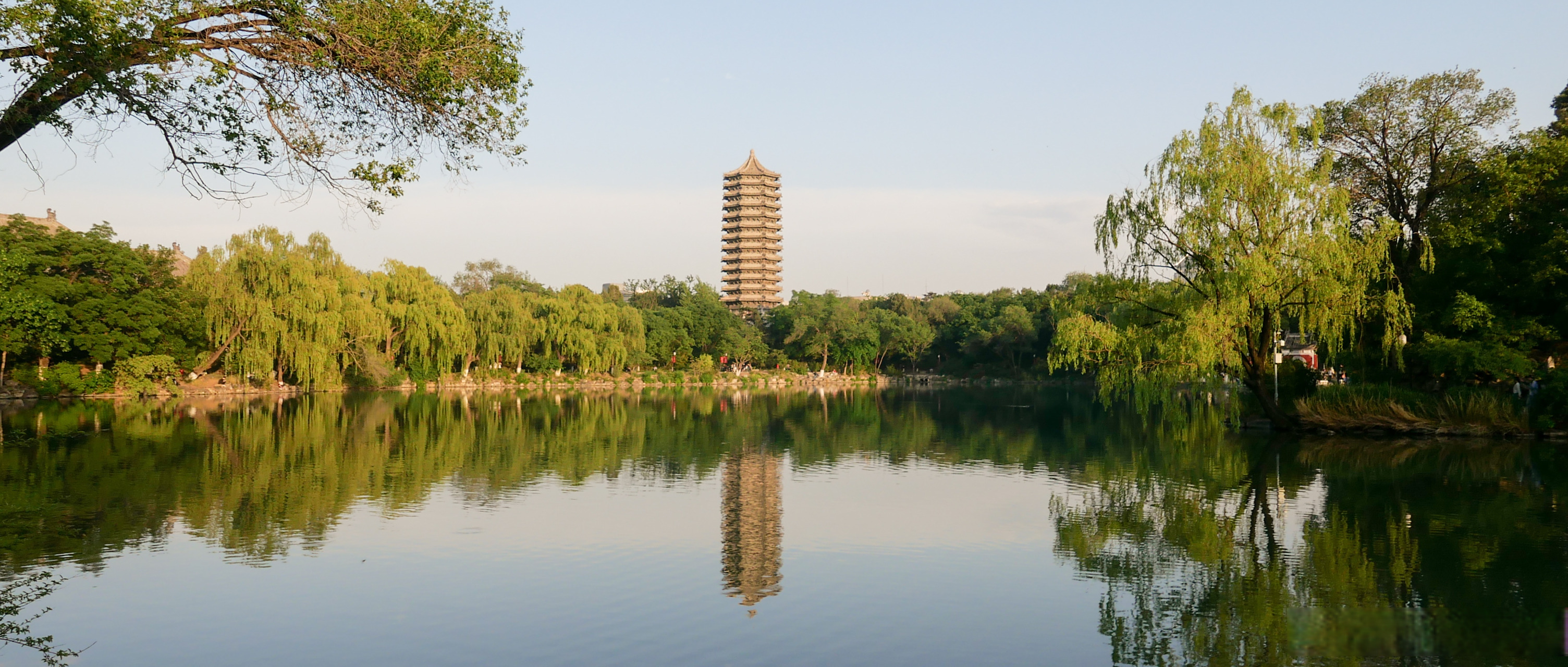大美北大# 清波流云,垂杨倚岸,博雅入未名.