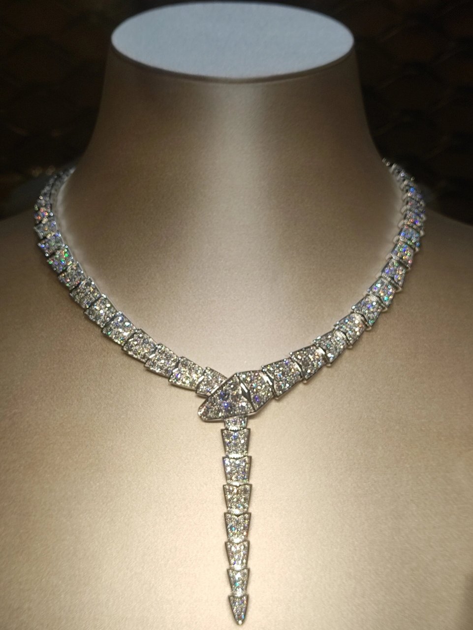 与刘亦菲一同探索bvlgari宝格丽灵蛇传奇展 2023年,宝格丽开启灵蛇