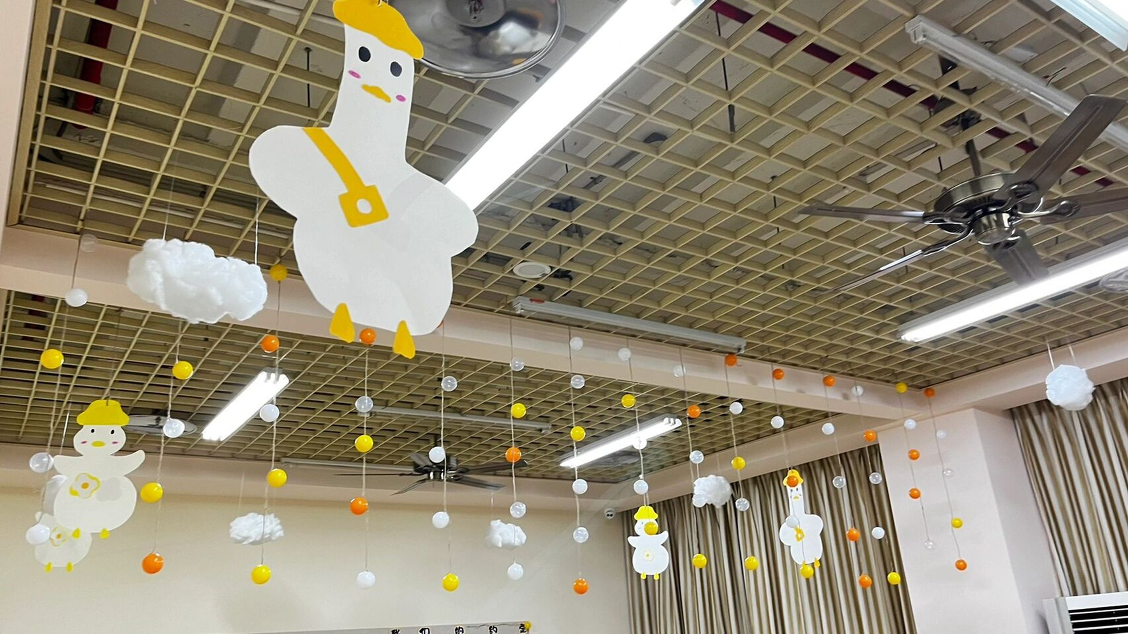 小黄鸭很可爱的喔,适合小班的小朋友,吊饰需要做双面的