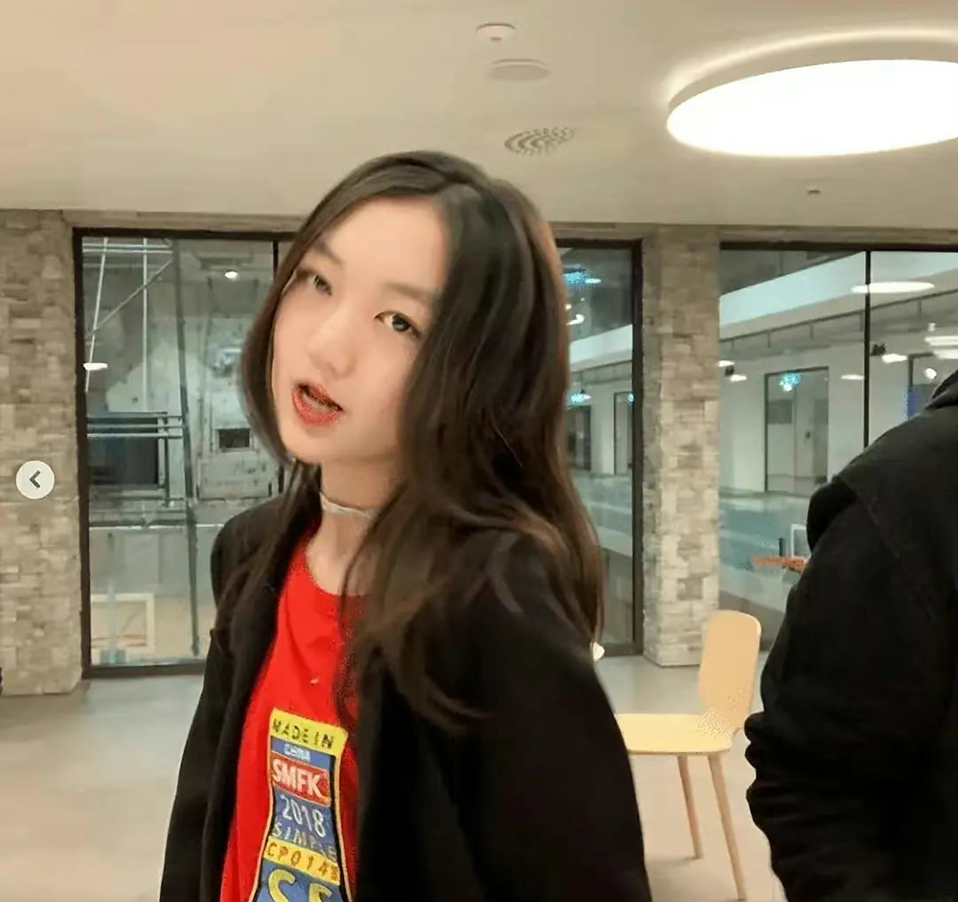 一直以为李嫣上面是没有牙齿的[捂脸] 因为她说话总是瘪着嘴巴,看起来