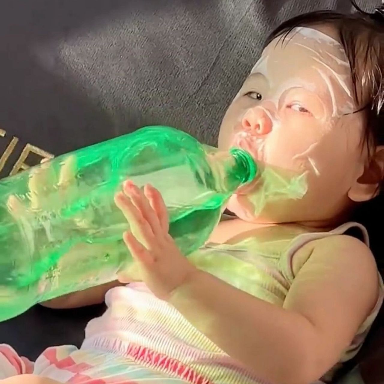 瑶一瑶头像 小孩儿比我还富有,直接大瓶的雪碧