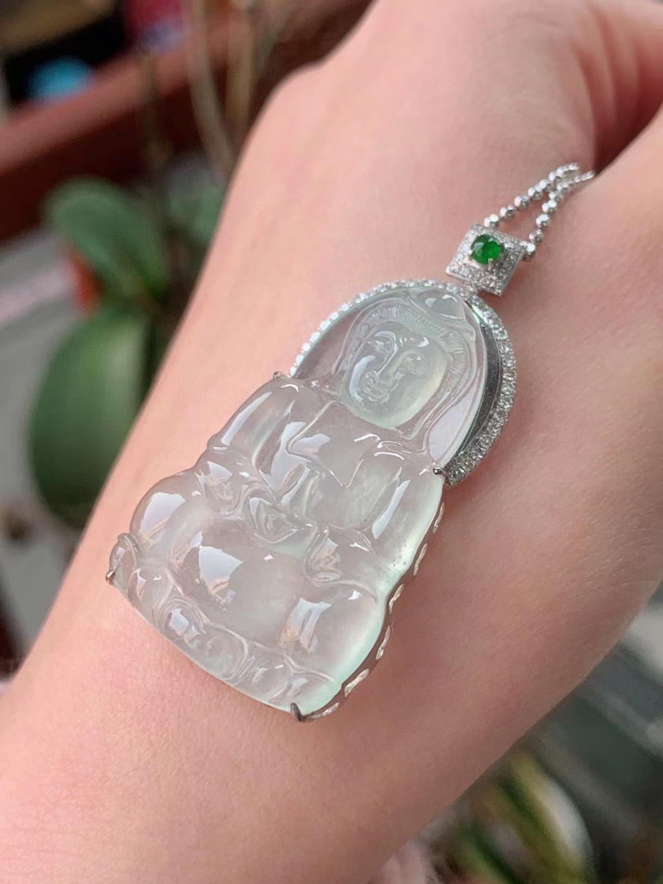 翡翠高冰观音菩萨吊坠 高冰翡翠观音菩萨,冰润透亮,品相端庄祥和 整体