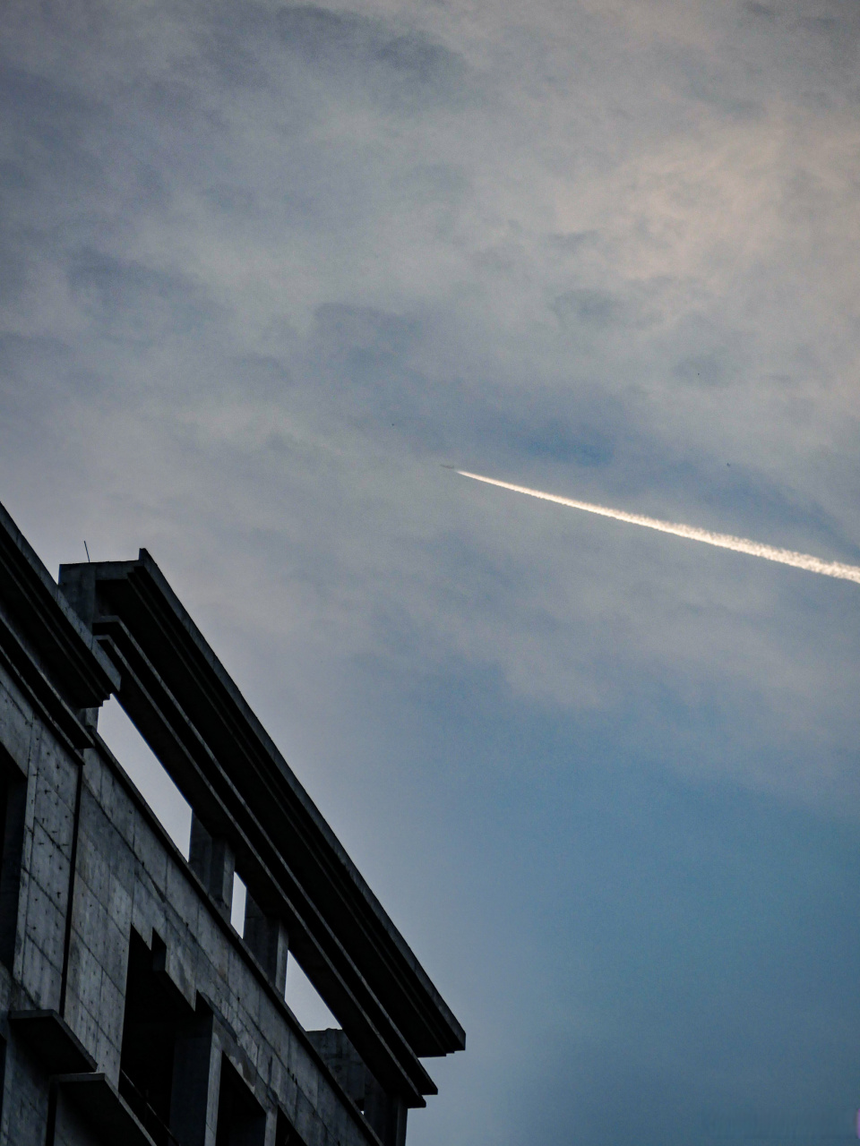 nwu今日份心动# 飞机划过天空时留下的尾迹云 像是流星的痕迹 那就
