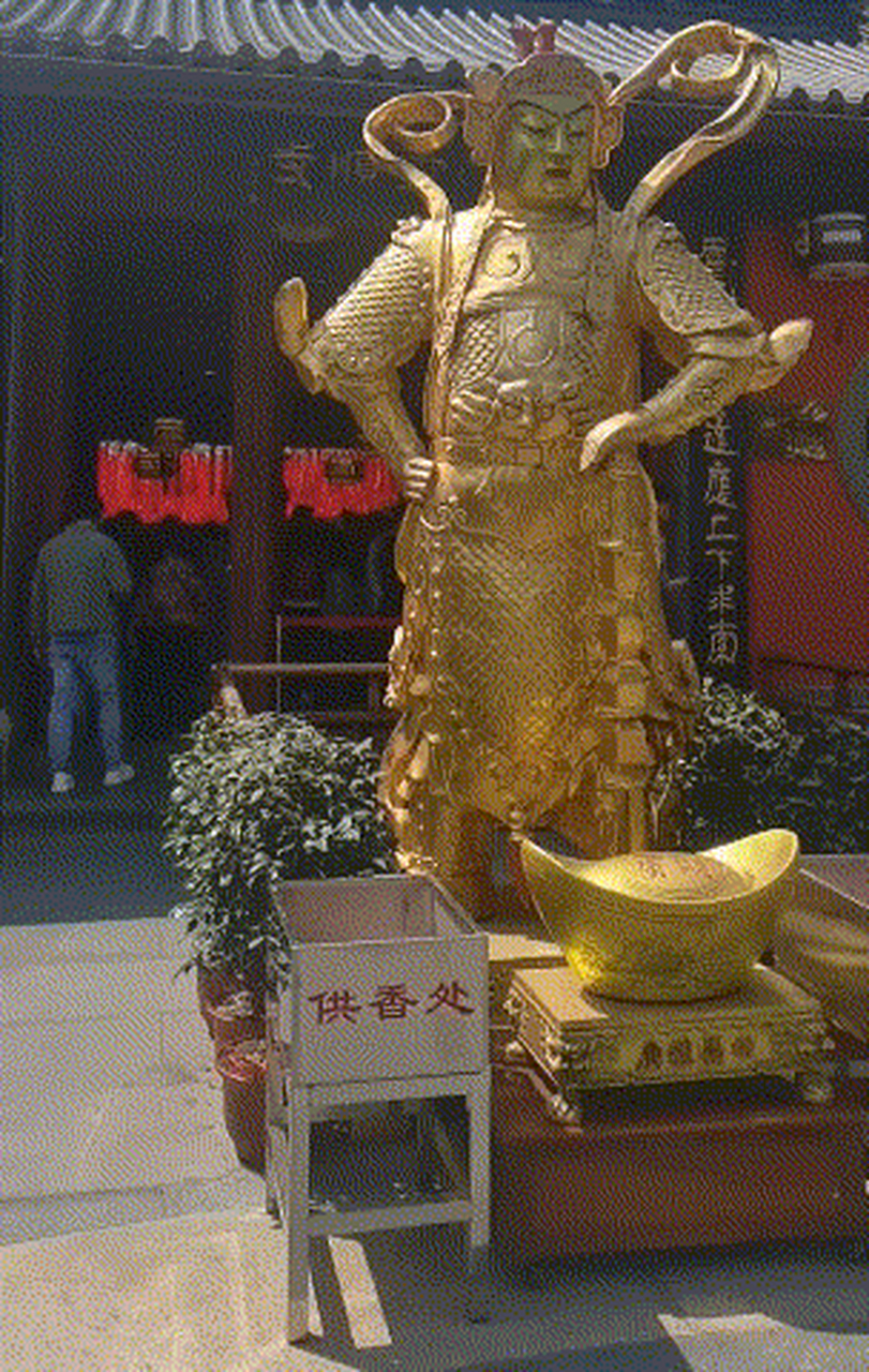 浙江杭州,女子在财神庙前跪着刮彩票.