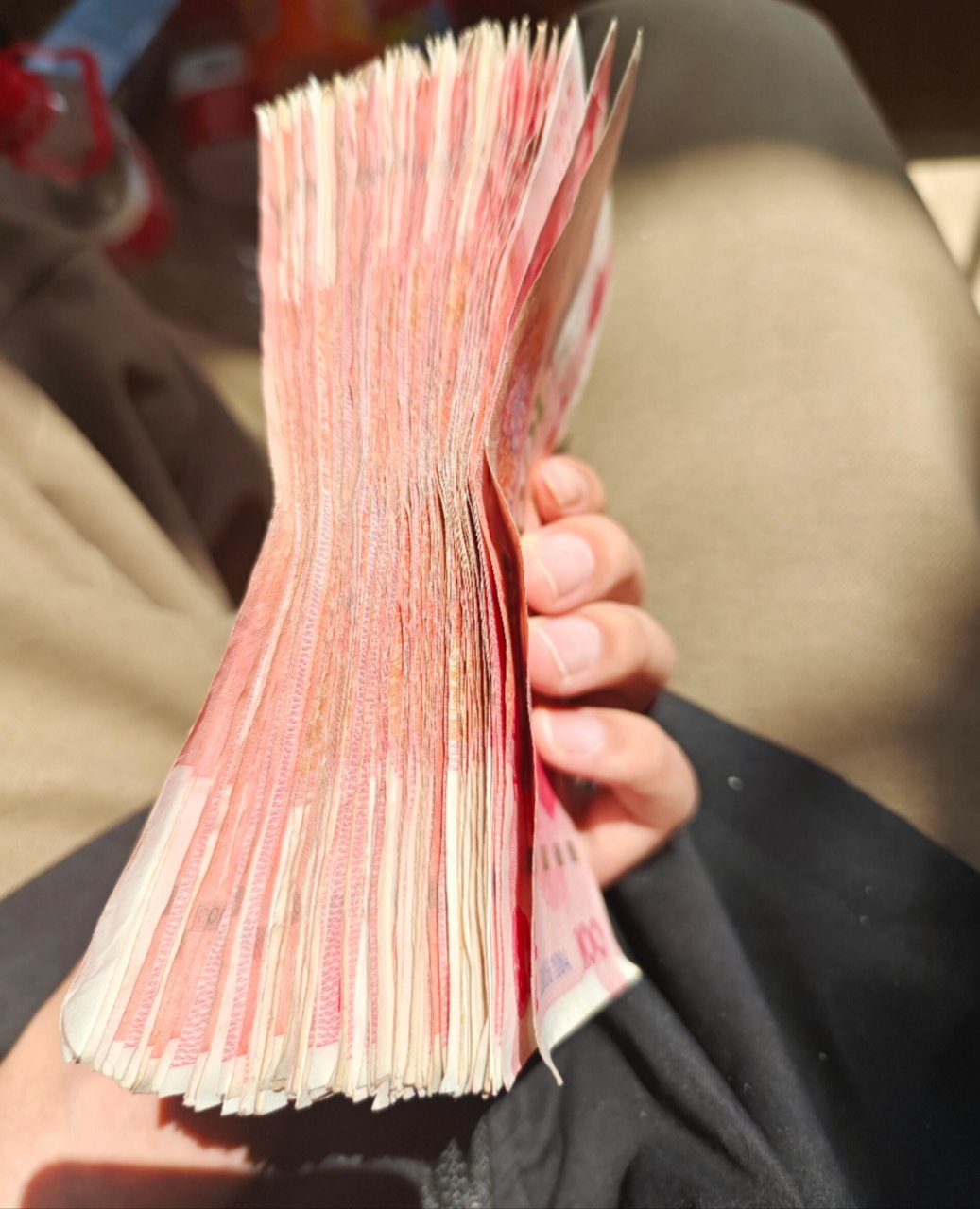 原来一万块钱现金有这么多 这个时代大家买东西都是用手机,钱就是一串