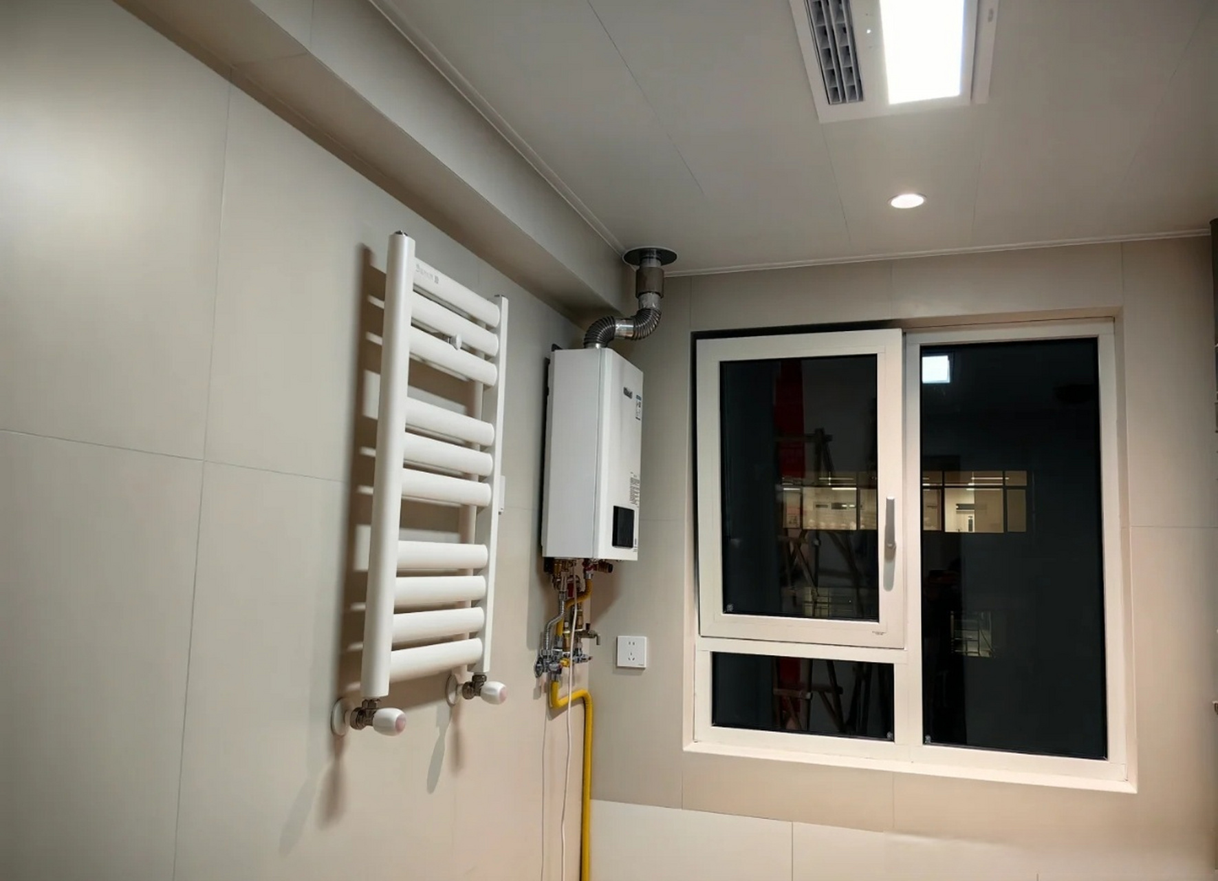 卫生间安装暖气片的好处: 在卫生间安装暖气片的好处,是我们在给婴幼