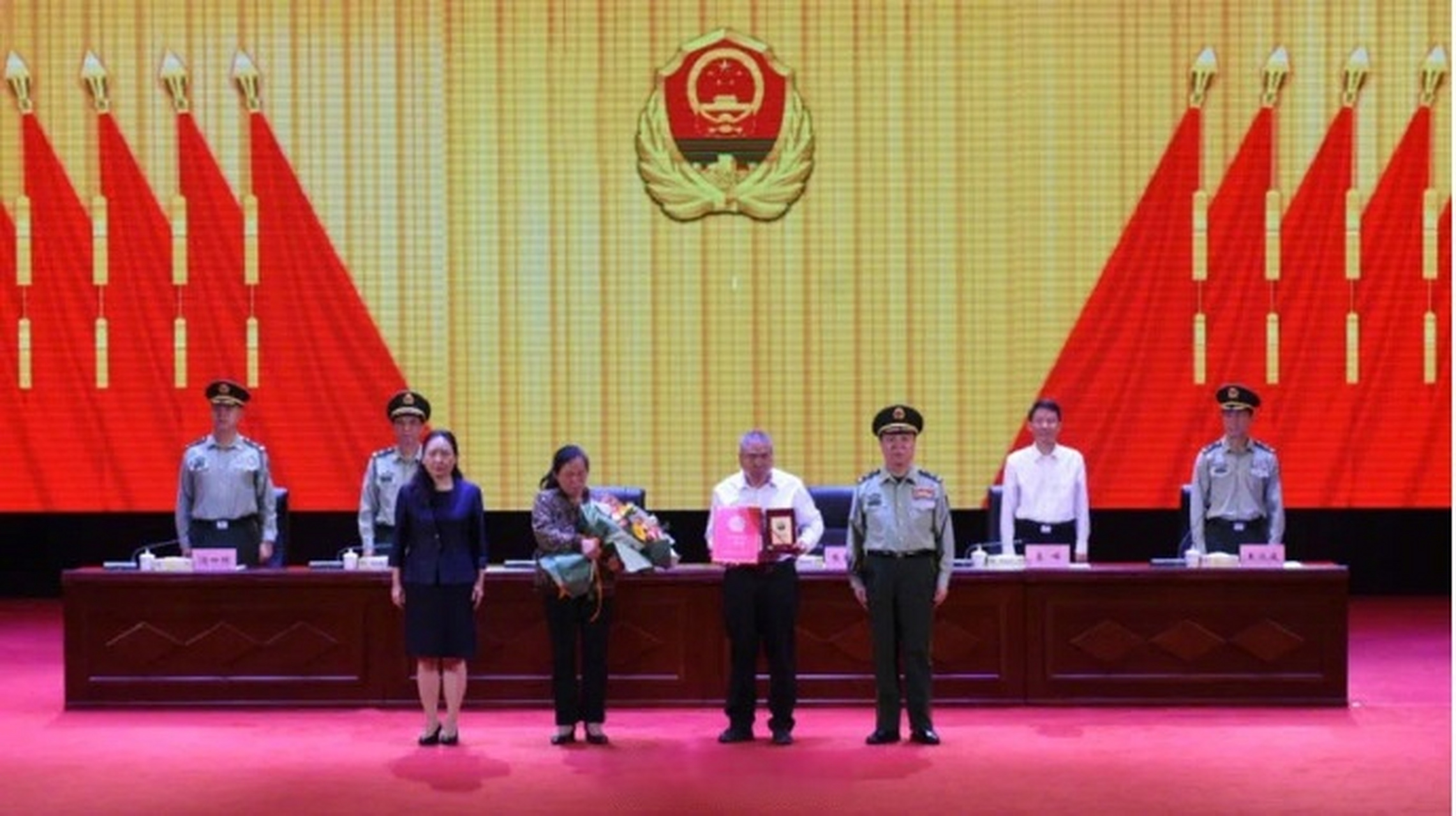 中国海警局为在缉私行动中壮烈牺牲的烈士汪晓龙追记一等功,为执法员