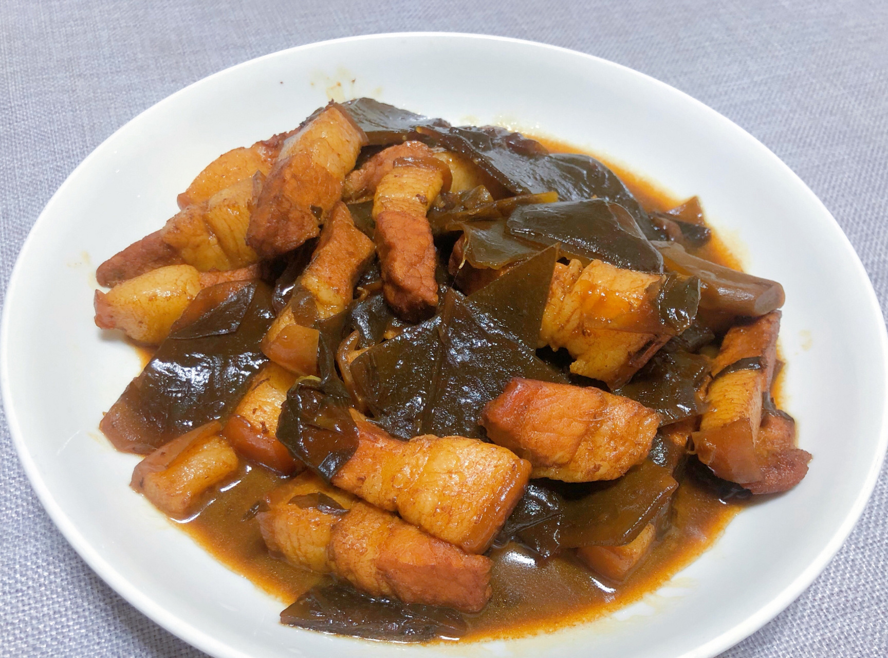 红烧肉炖海带 这道菜每次做都会吃到撑,里面的海带片软烂入味,巨香巨