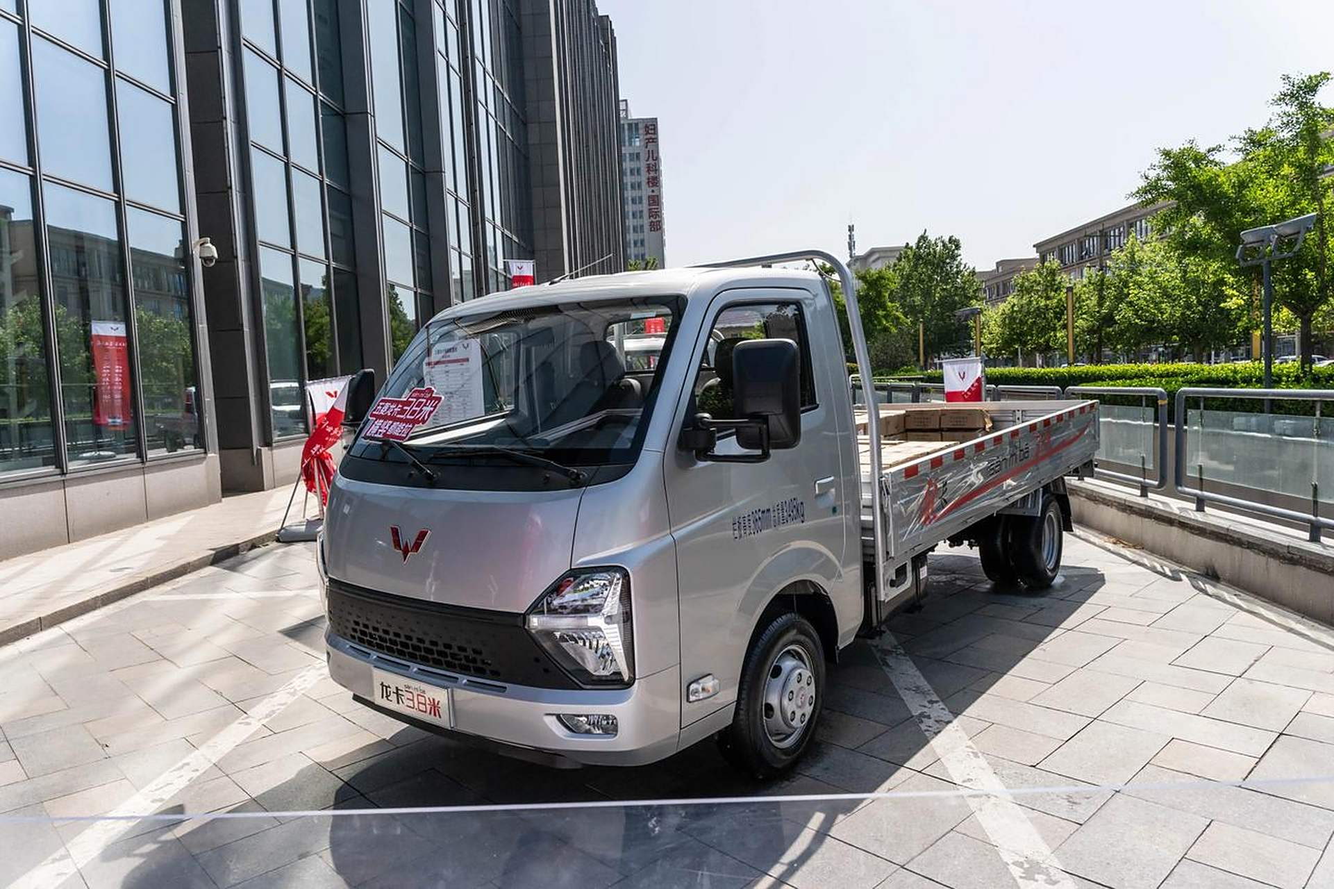 五菱龙卡正式上市,货车市场迎来了新的"卷王"!  有多"卷"呢?