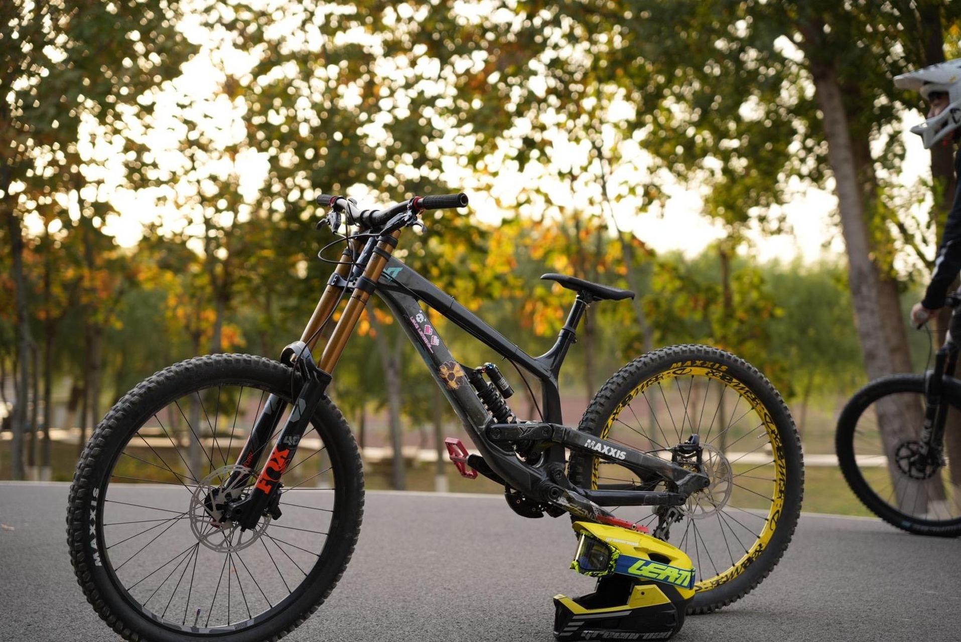 欣赏yt tues 速降山地车