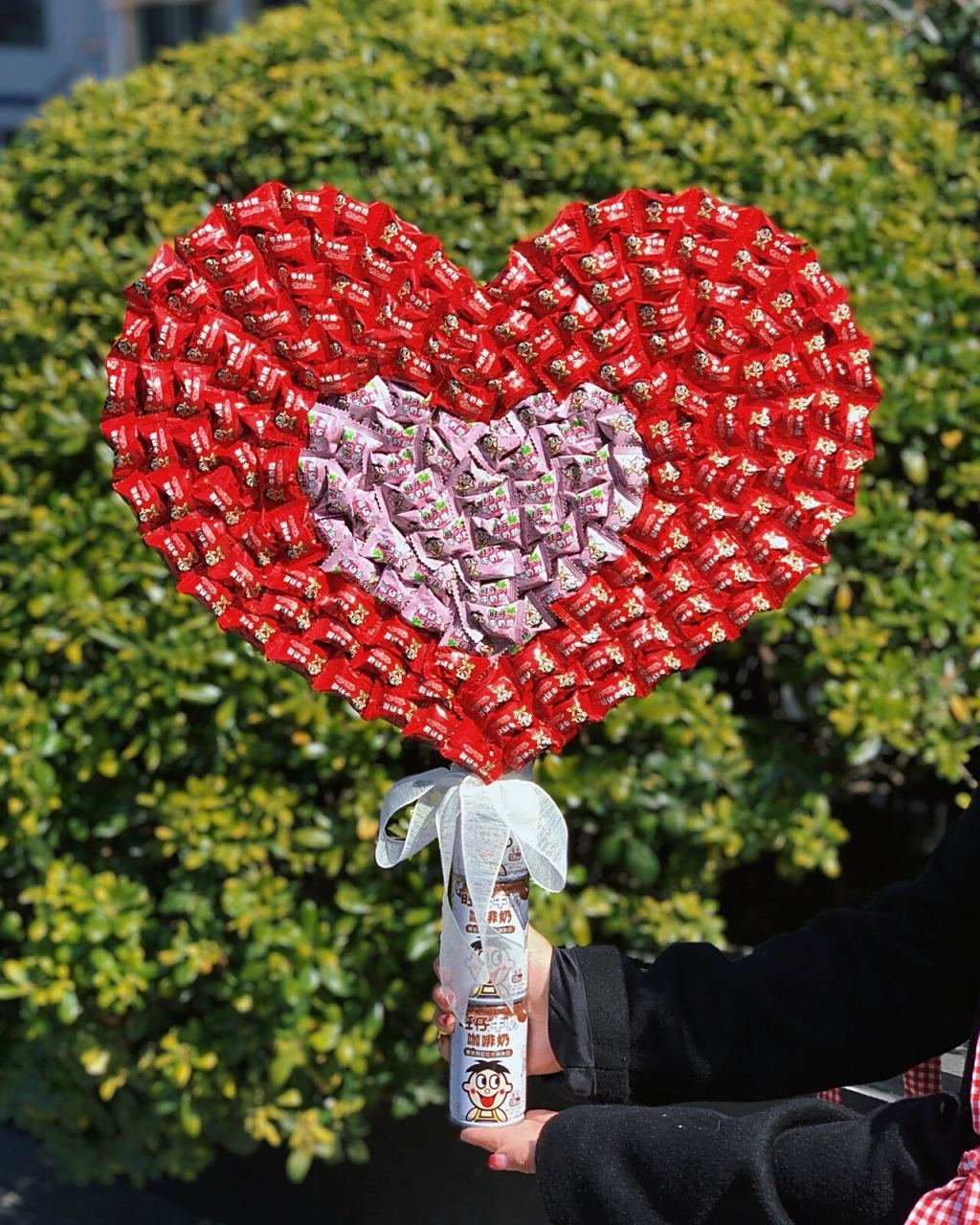 情人节快乐95旺仔牛奶糖巨型爱心棒91超甜 仔仔拿着旺仔牛奶糖