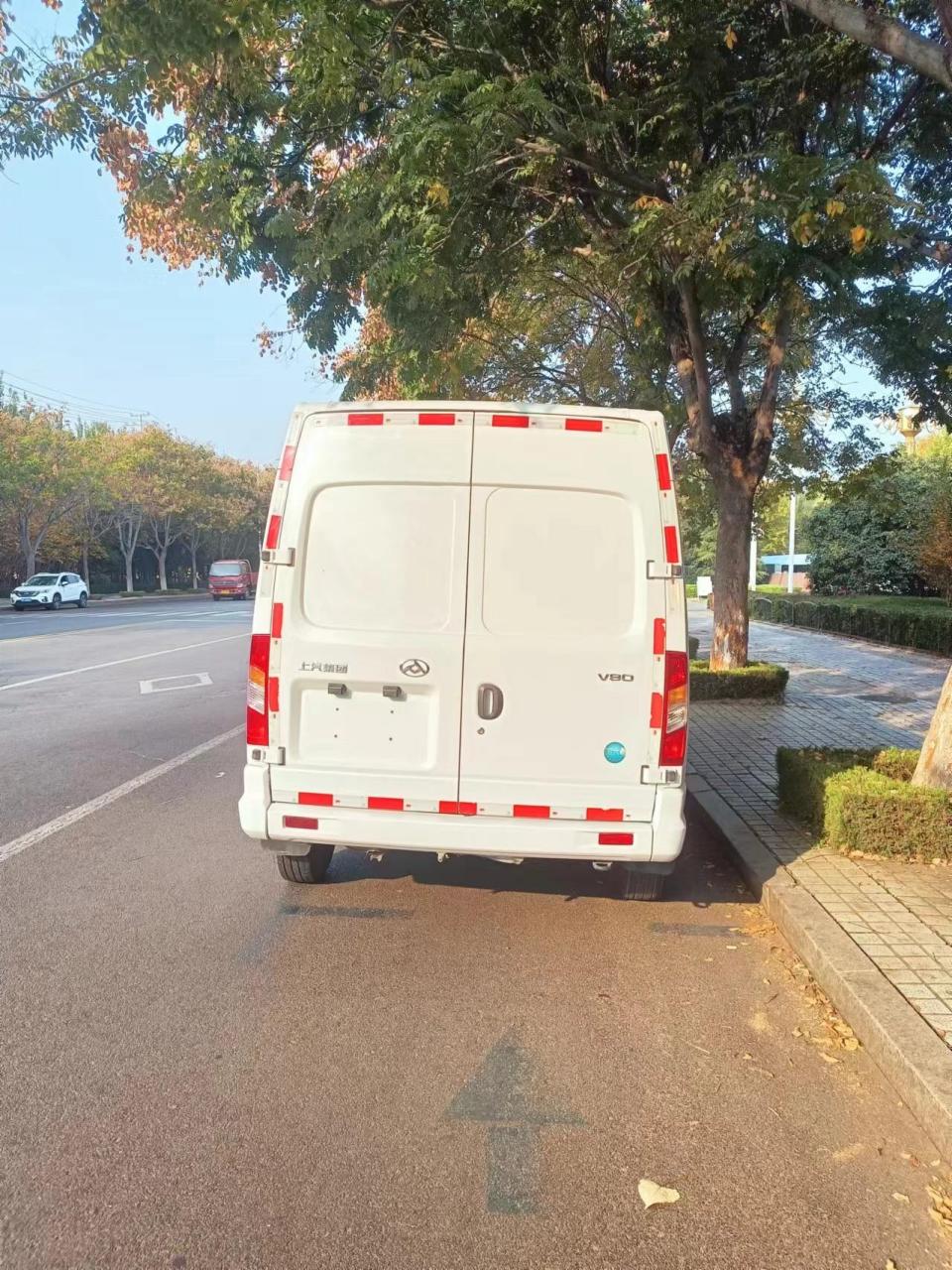 上汽大通v80封闭式货车.