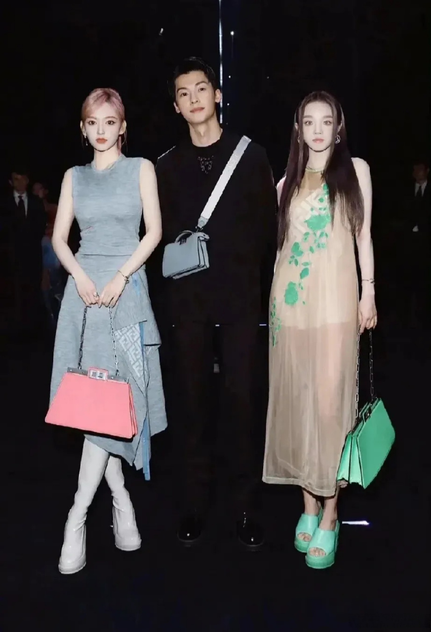 程潇的身材真的好牛,胸大腰细,雨琦弟弟也好好看,女艺人真的太卷了