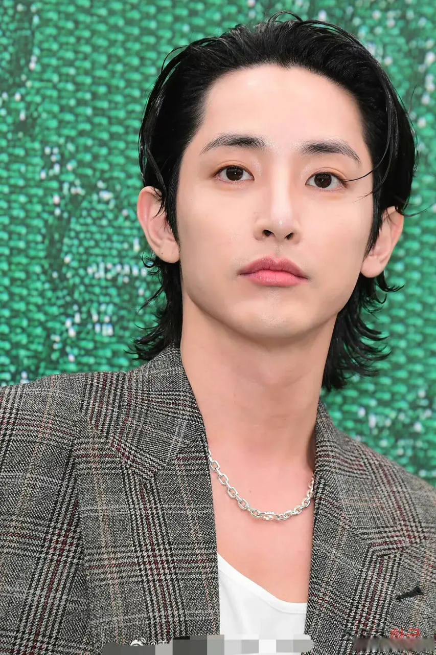 李洙赫大油头和水光肌也没有封印住颜值,算是逃过了韩国酵母的荼毒了