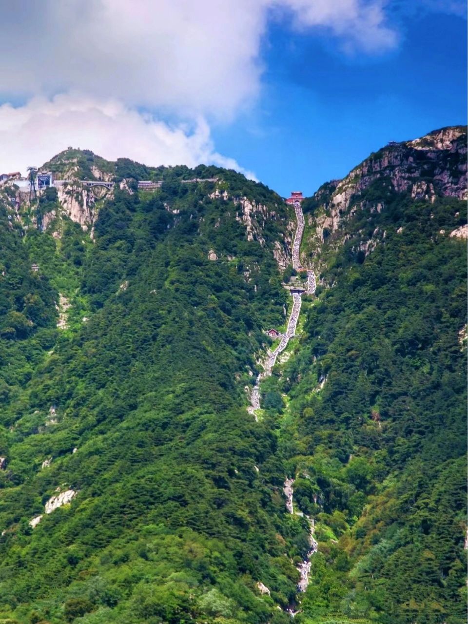 泰山十八盘 是泰山登山盘路中最险要的一段,为泰山的主要标志之一.