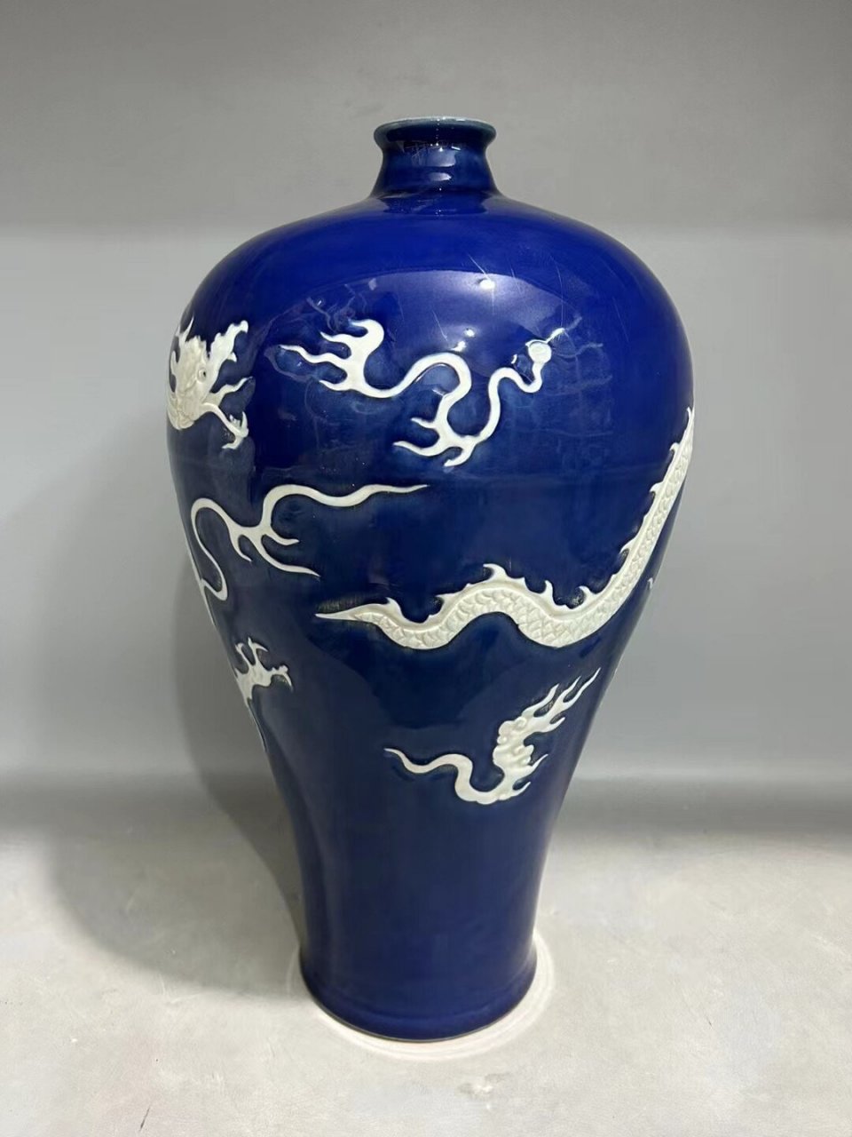 元代霁蓝釉龙纹梅瓶