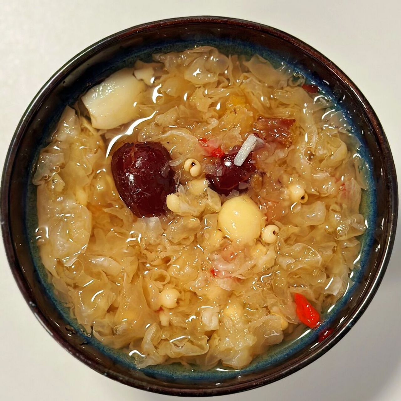 9297甜品分享|莲子百合银耳羹 材料:莲子,百合,薏米,银耳,红枣