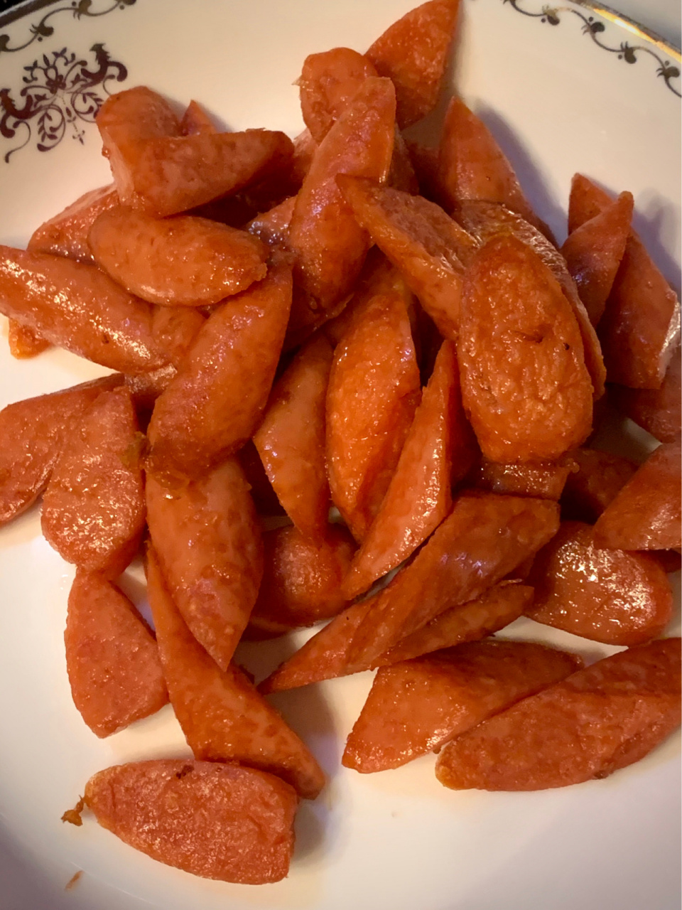 超级好吃的火腿肠做法 1.火腿肠5根 滚刀切 装盘待用 2.