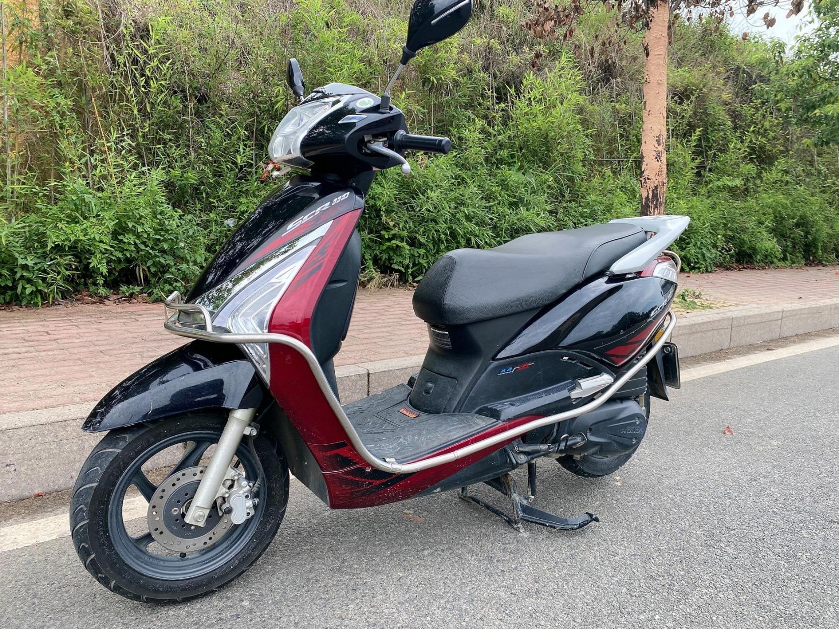 转本田佳御110甲鱼.02配置:前碟后鼓,铝轮,cbs,后尾架.