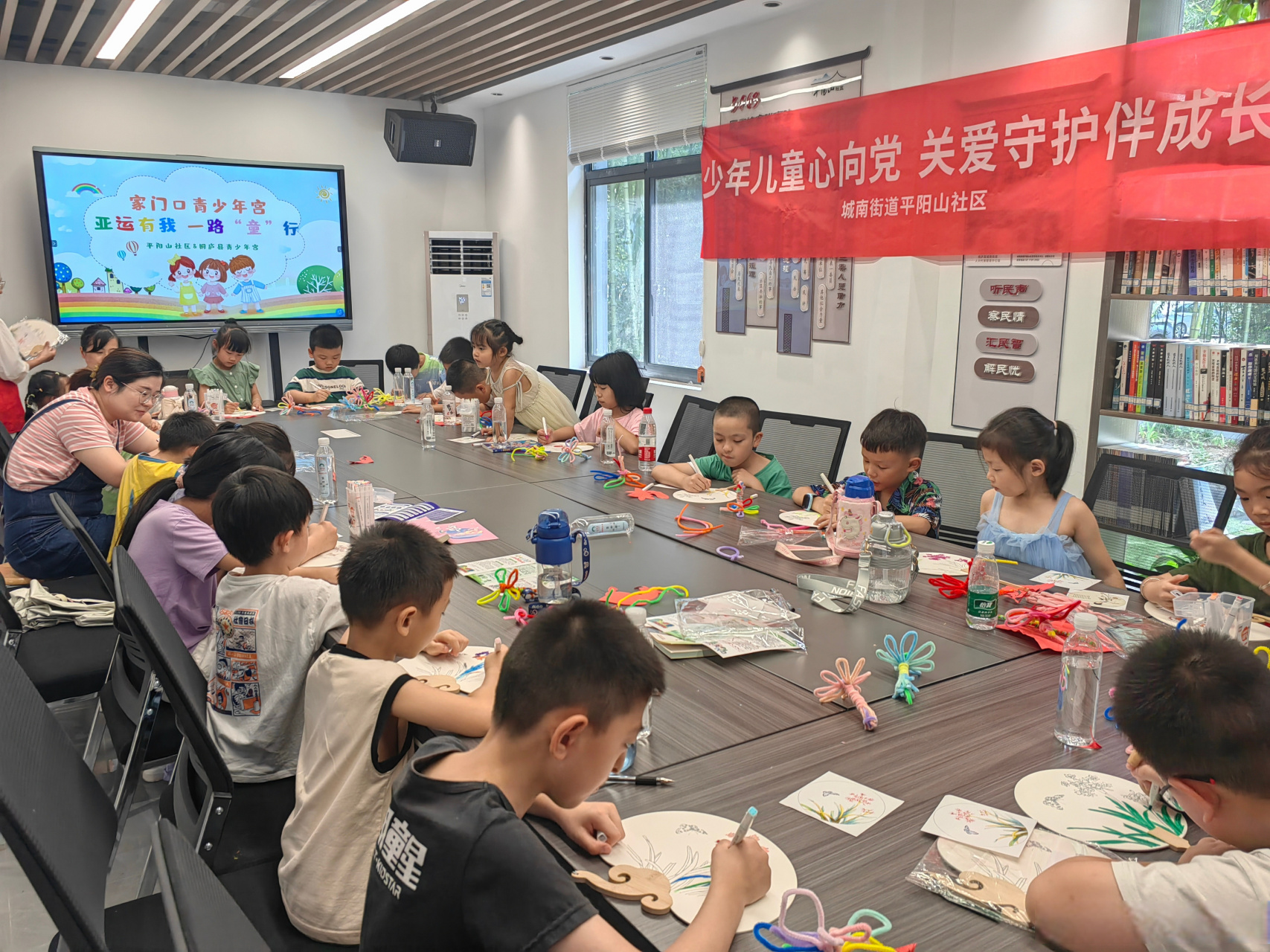 让孩子乐在其中】近日,桐庐县城南街道平阳山社区联合桐庐县青少年宫