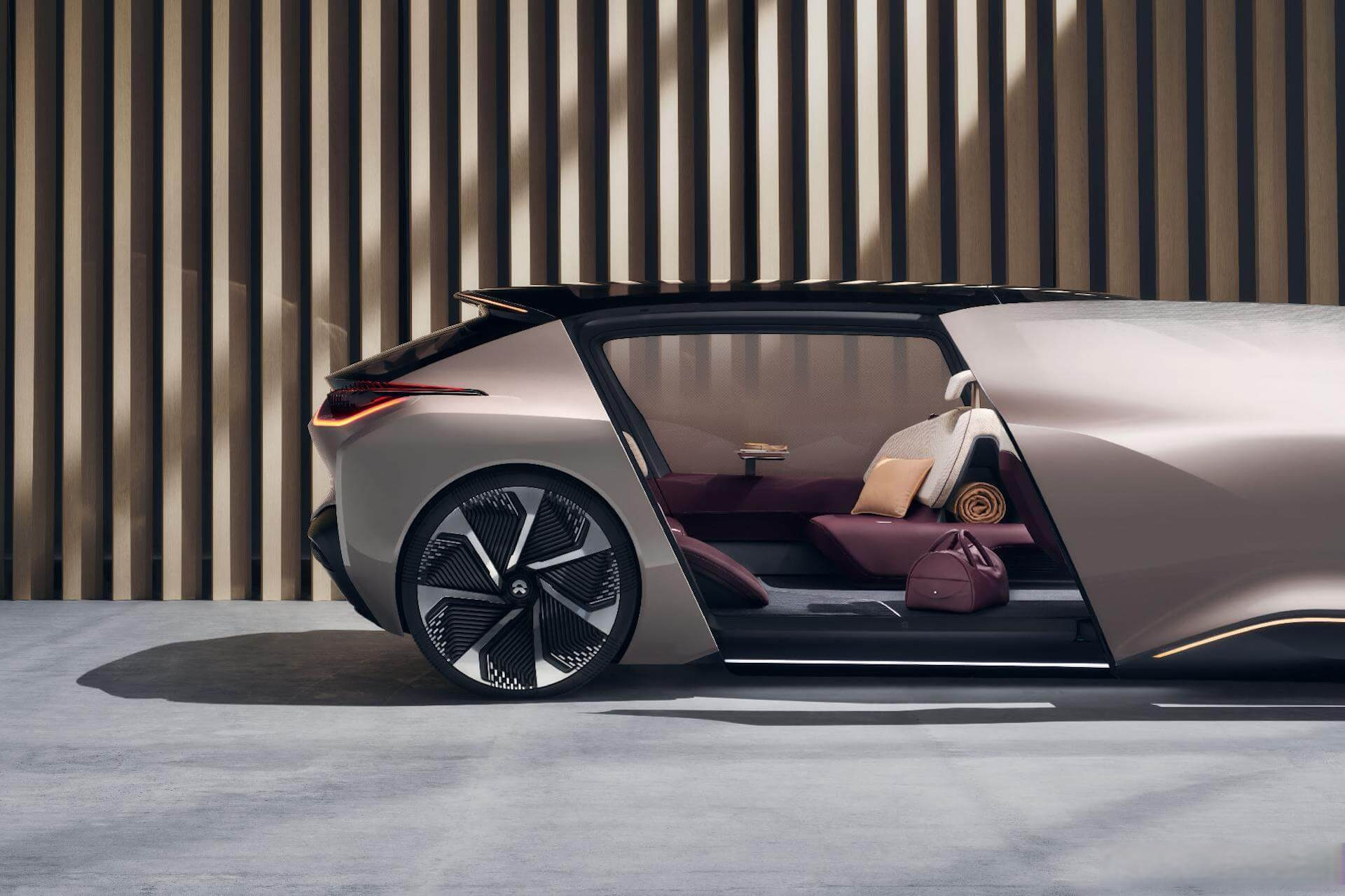 蔚来 mpv 有个先天劣势,如果要兼容换电,底盘会很厚,地台也会比较高