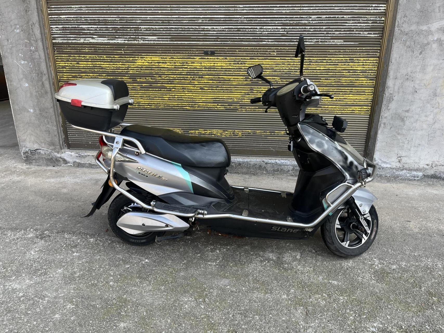 新蕾电动车,72伏前后碟刹.手续齐全,不用驾照.大空间大车架.