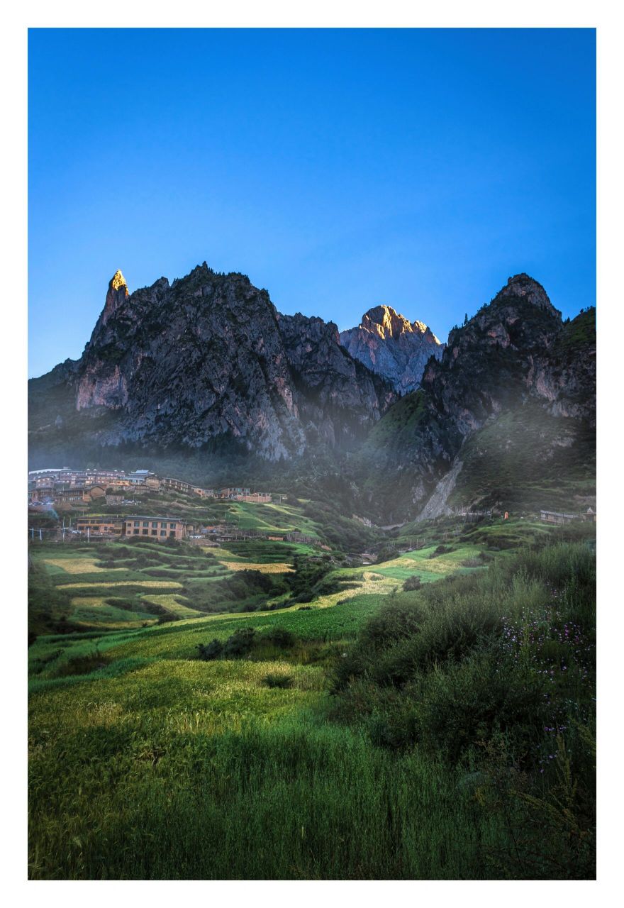 扎尕那 扎尕那位于甘肃省迭部县益哇乡,藏语意为"石匣子",是一座可以