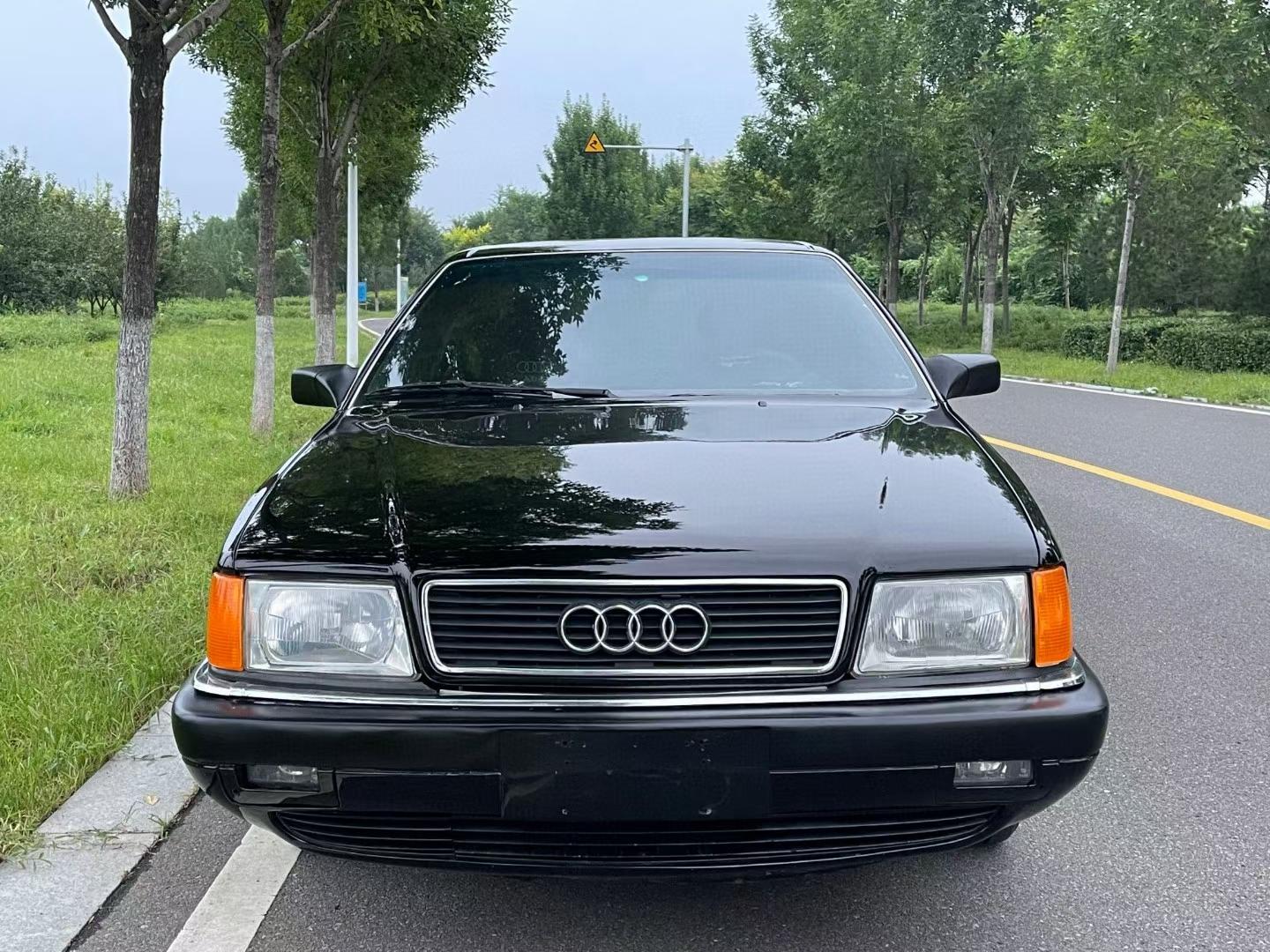 情怀老车 奥迪200轿车是一汽大众公司于1996年推出的汽车,采用v6缸