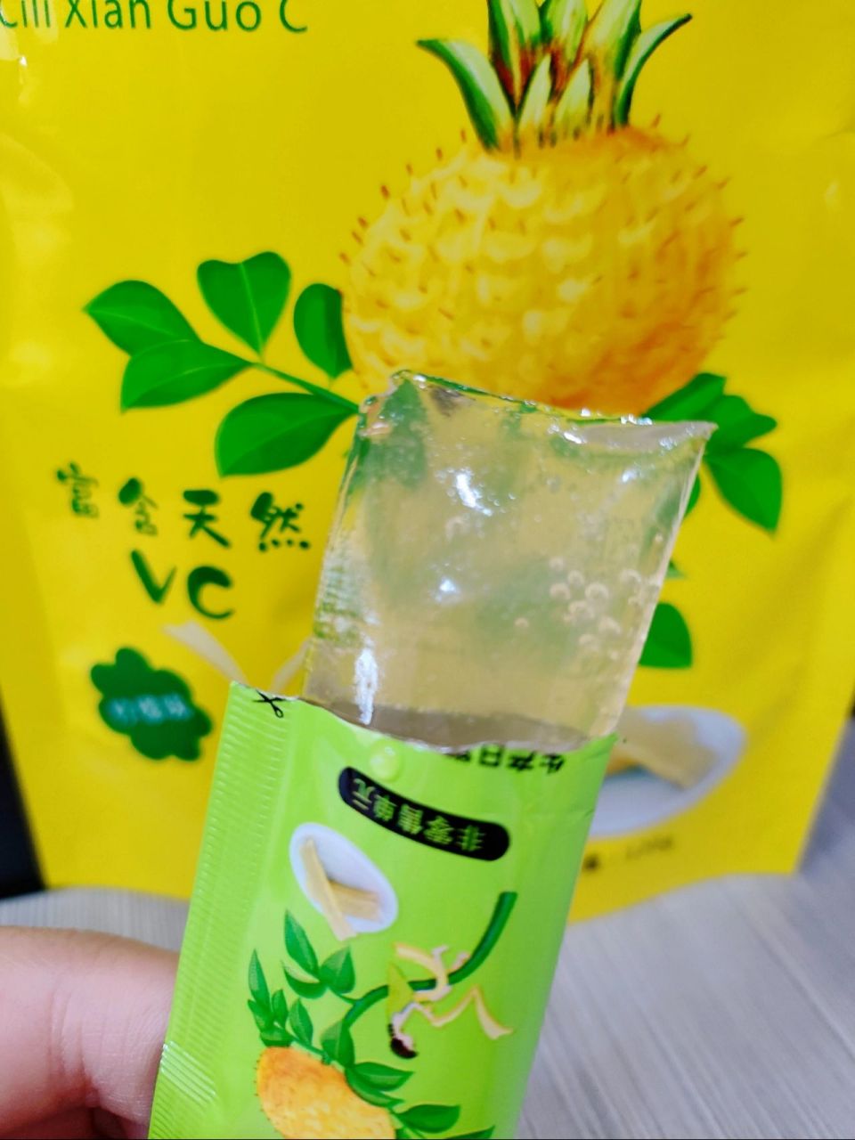 这款果冻甄选贵州刺梨,富含维c,酸甜适中.